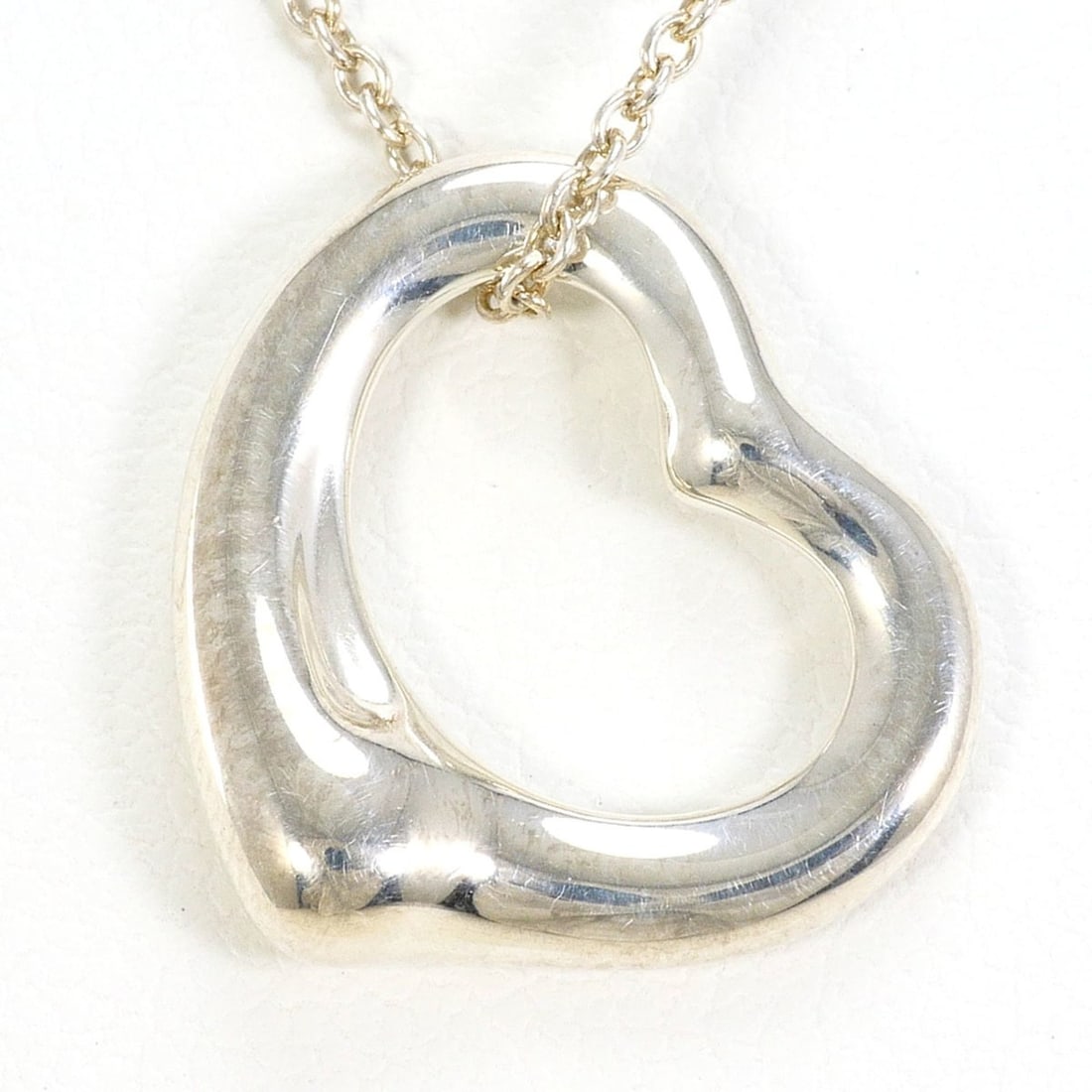 Tiffany & Co. Silver Necklace, 3.5g Total Weight, 40cm, Jewelry, Like New, Free Shipping, Gift: --- Catalog ---Category: SizePendant Size: 14mm x 15mm / 0.55'' x 0.59''Neck Circumference: 40 cm / 15.74''Category: DesignGender: WomenMaterial: Silver 925Necklace Type: NecklaceCategory: GeneralBran