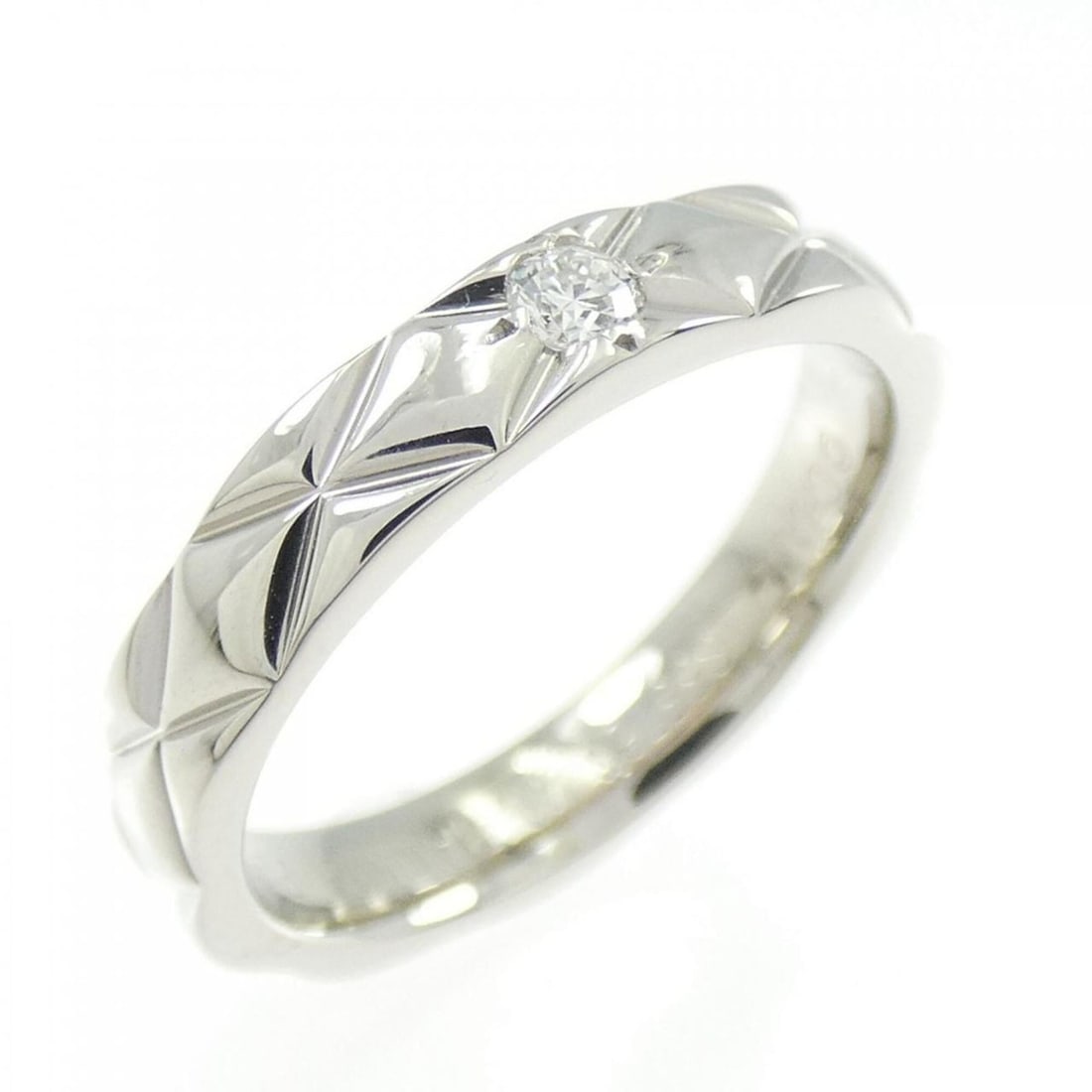 Chanel Matelassé Large Ring: --- Catalog ---Category: SizeJP Size: 9US Size: 5Category: DesignType: Band ringGender: WomenMaterial: Platinum 950Category: GeneralLine: MatelasseBrand: Chanel--- Item List ---Section: