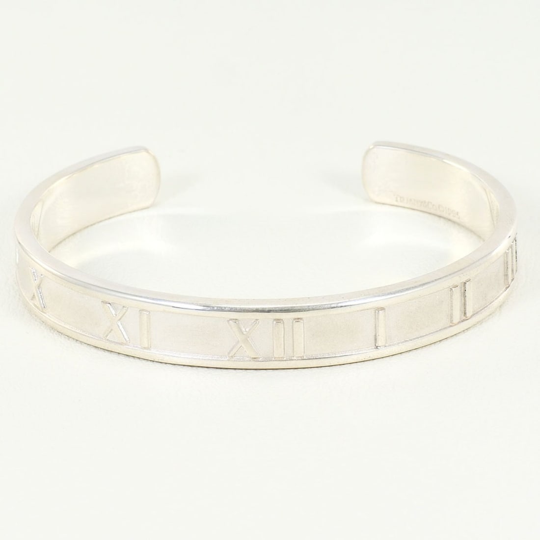 Tiffany & Co. Atlas Silver Bangle, Total Weight 21.9g, Like New Condition.: --- Catalog ---Category: SizeLength: 15cm / 5.9''Category: DesignType: BangleColor: SilverGender: WomenMaterial: Silver 925Category: GeneralBrand: Tiffany--- Item List ---Section: ConditionRanking: Ra