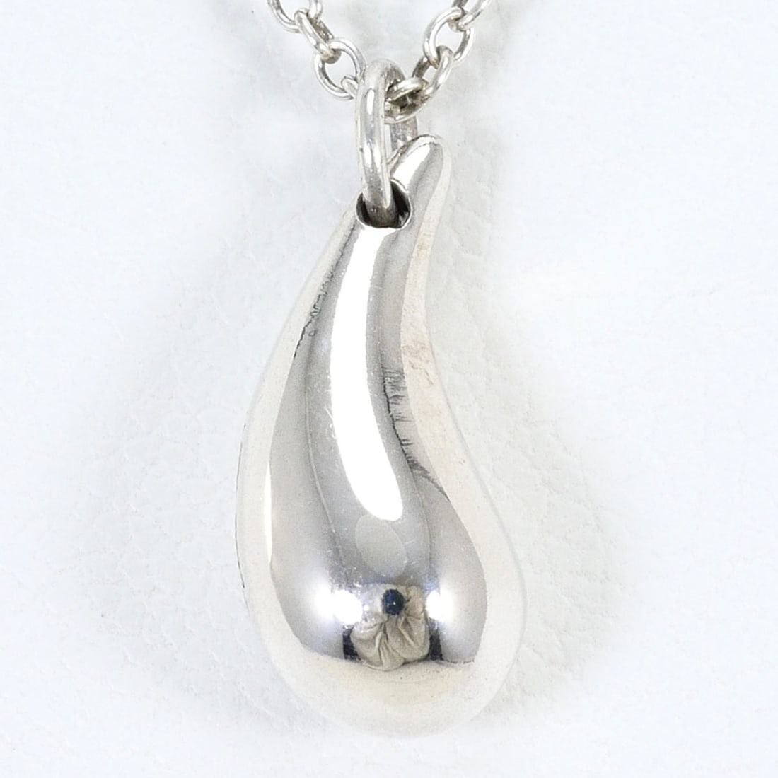 Tiffany & Co. Teardrop Silver Necklace, Total Weight 2.7g, 42cm, Like New Condition, Free Gift: --- Catalog ---Category: SizePendant Size: 13mm x 5mm / 0.51'' x 0.19''Neck Circumference: 42 cm / 16.53''Category: DesignColor: SilverGender: WomenMaterial: Silver 925Necklace Type: NecklaceCategory: