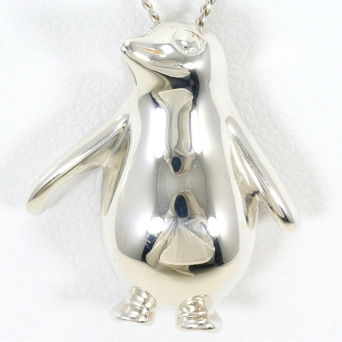 Tiffany & Co. Penguin Silver Necklace, Total Weight 5.2g, 46cm, Like New, Free Gift Wrapping: --- Catalog ---Category: SizePendant Size: 21mm x 18mm / 0.82'' x 0.7''Neck Circumference: 46 cm / 18.11''Category: DesignColor: SilverGender: WomenMaterial: Silver 925Necklace Type: NecklaceCategory: