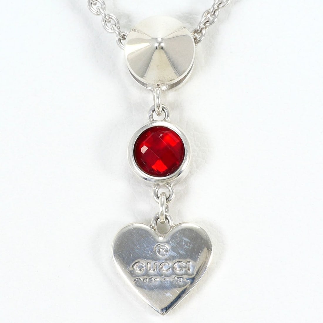 Gucci silver necklace with red topaz, total weight 6.4g, 41cm length, like new, free gift wrapping.: --- Catalog ---Category: SizePendant Size: 25mm x 9mm / 0.98'' x 0.35''Neck Circumference: 41 cm / 16.14''Category: DesignColor: SilverGender: WomenMaterial: Silver 925Necklace Type: NecklaceCategory: