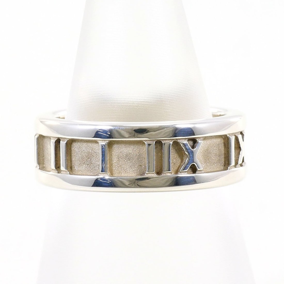 Tiffany & Co. Atlas Silver Ring, Total Weight 4.9g, Like New, Gift Wrapping Included.: --- Catalog ---Category: SizeJP Size: 7.5US Size: 4Category: DesignType: Band ringColor: SilverGender: WomenMaterial: Silver 925Category: GeneralBrand: Tiffany--- Item List ---Section: ConditionRankin