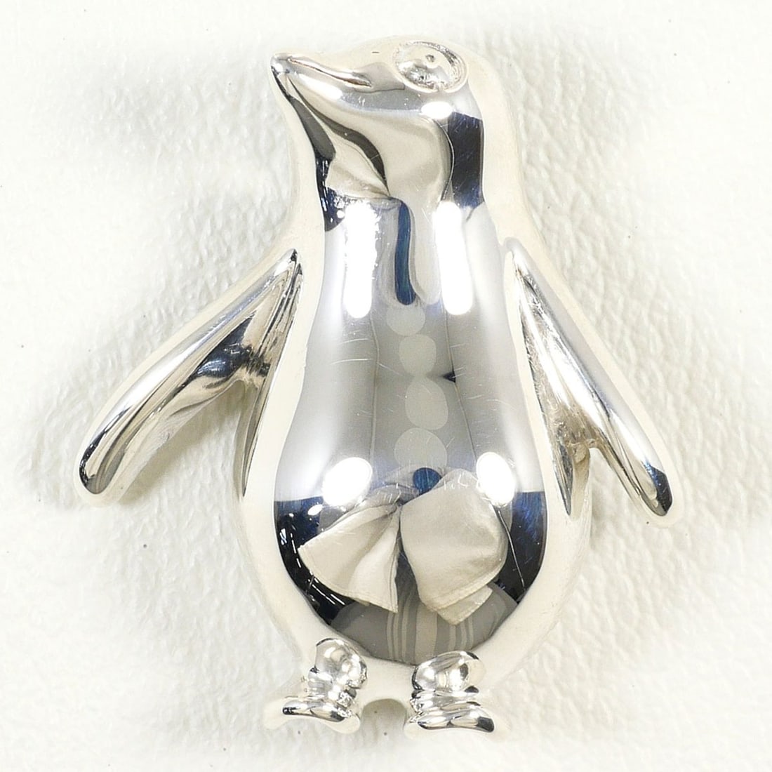 Tiffany & Co. Silver Pendant Top, Penguin Design, Total Weight 4.1g, Like New, Gift Wrapping: --- Catalog ---Category: SizePendant Size: 21mm x 19mm / 0.82'' x 0.74''Category: DesignColor: SilverGender: WomenPendant Type: PendantNecklace Type: PendantMaterial (Pendant): Silver 925Category: Gen