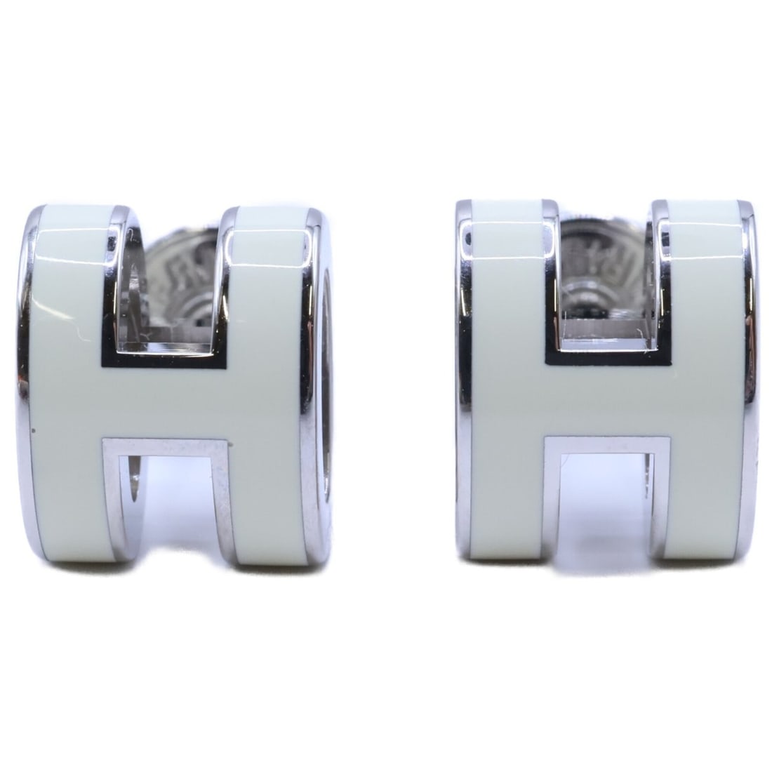 HERMES Mini Pop H Earrings, Silver & White, Women's: --- Catalog ---Category: SizeSize (HxWxD): 9.00mm x 7.00mm / 0.35'' x 0.28''Category: DesignType: Stud earringsColor: Silver, WhiteGender: WomenMaterial: MetalCategory: GeneralBrand: Hermes--- Item Li