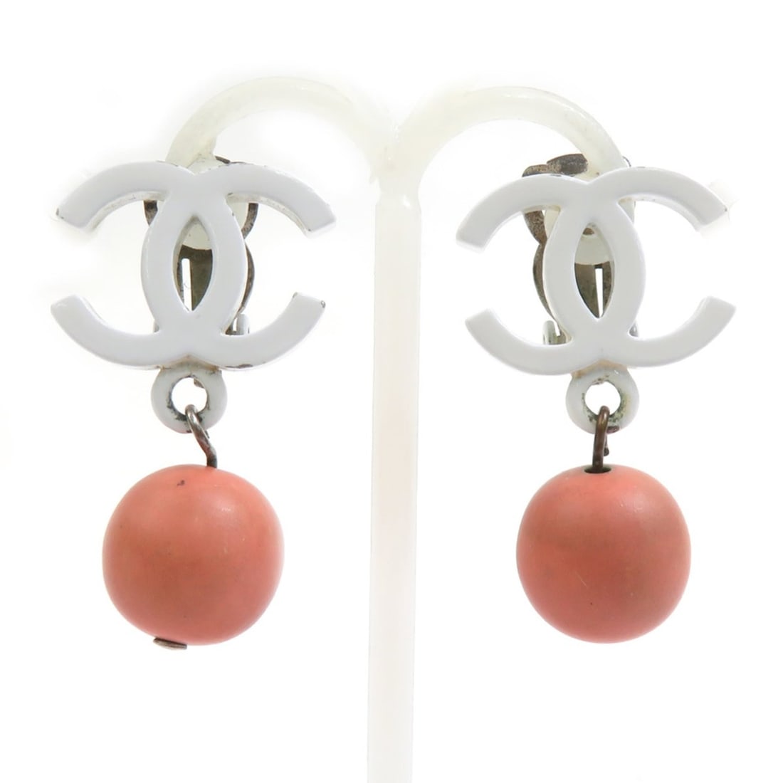 Chanel earrings, Coco Mark design, metal, white, pink-orange, women's, e61835a: --- Catalog ---Category: SizeSize (HxWxD): 30.00mm x 18.00mm / 1.18'' x 0.71''Category: DesignType: Clip earringsColor: Orange, Pink, WhiteGender: WomenMaterial: MetalCategory: GeneralBrand: ChanelCou