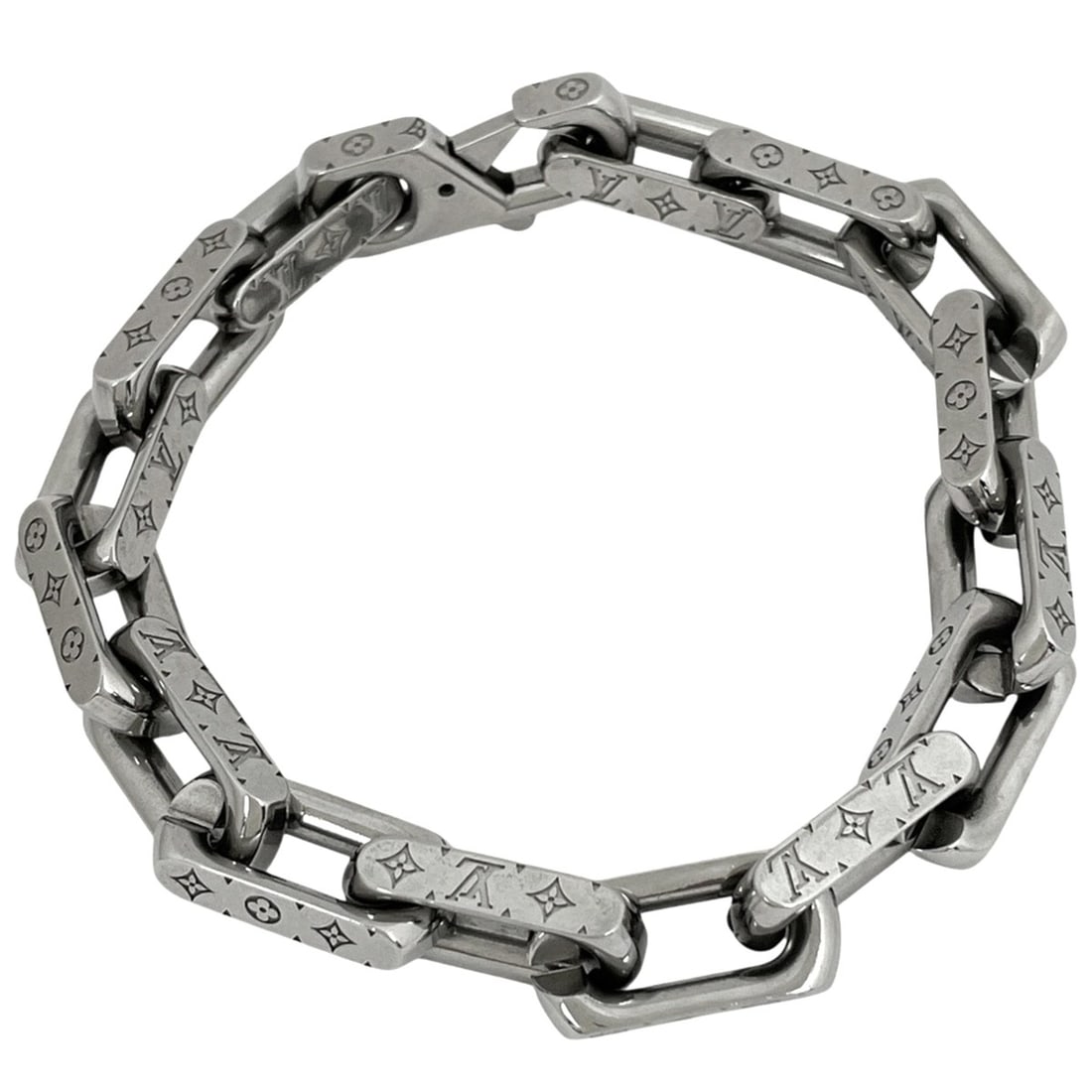 Louis Vuitton Monogram Chain Metal Bracelet, Silver, Men's: --- Catalog ---Category: SizeLength: 19cm / 7.48''Total Length: 22.5cm / 8.85''Category: DesignType: Charm braceletColor: SilverGender: MenMaterial: MetalCategory: GeneralLine: MonogramBrand: Louis Vu