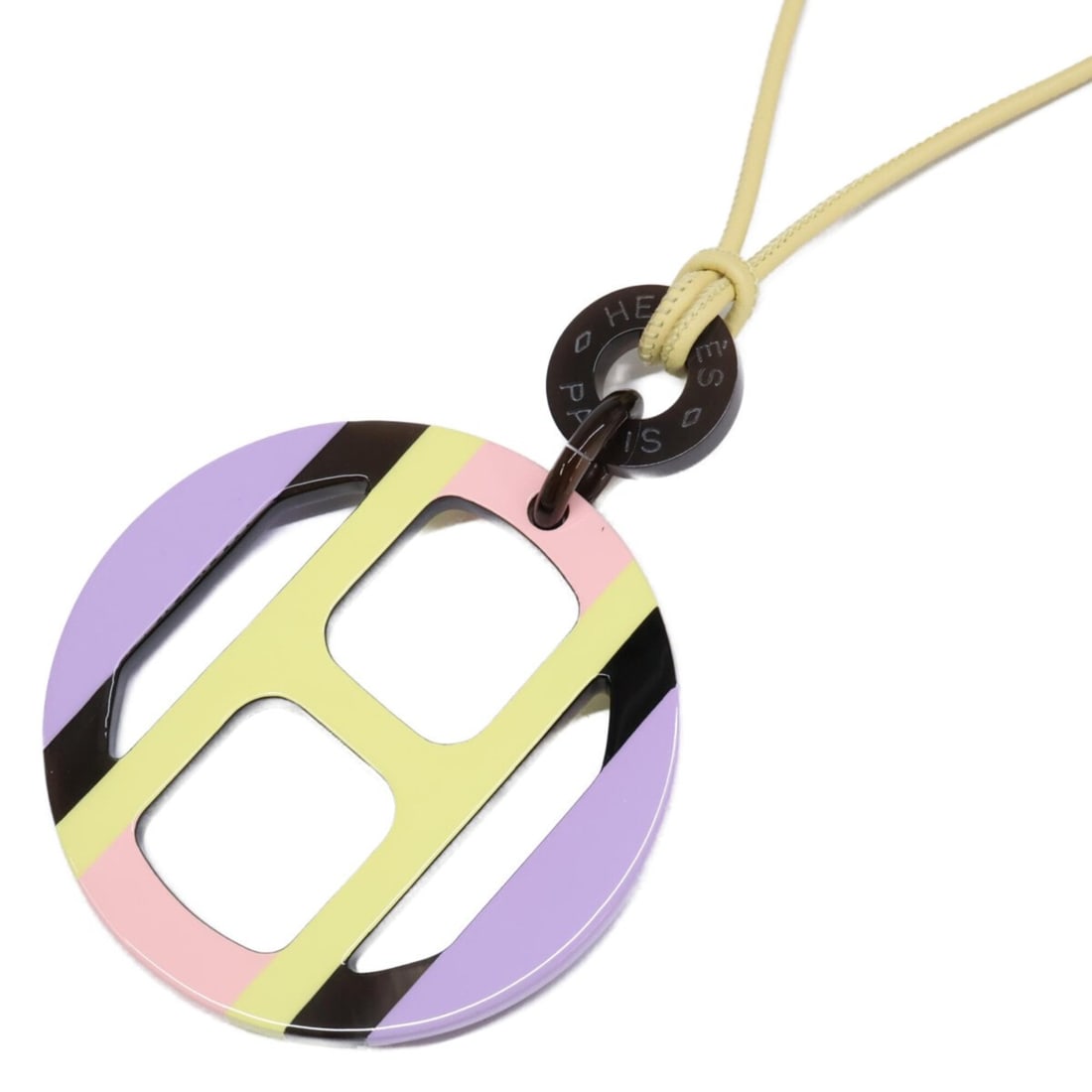 HERMES H-Equipe Buffalo Horn Lacquer Cord Necklace Hypnôse for Women: --- Catalog ---Category: SizePendant Size: 65mm / 2.55''Neck Circumference: 47 cm / 18.5''Category: DesignGender: WomenMaterial: Buffalo hornNecklace Type: NecklaceCategory: GeneralBrand: Hermes--- It