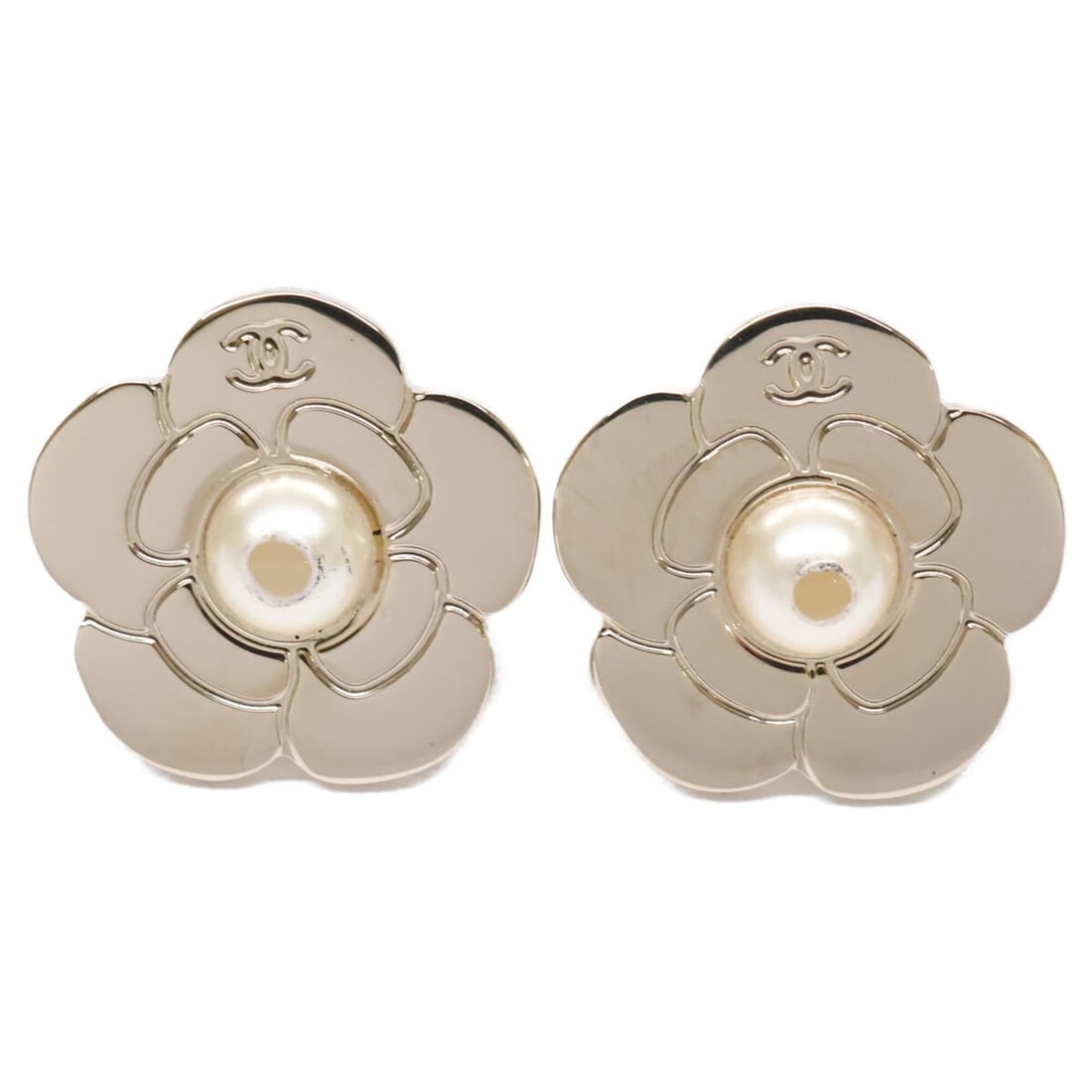 CHANEL B17B Coco Mark Camellia Motif Imitation Pearl Earrings, Champagne Gold, Women's: --- Catalog ---Category: SizeSize (HxWxD): 14.80mm x 15.00mm / 0.58'' x 0.59''Category: DesignType: Stud earringsColor: Champagne goldStone: Artificial pearlGender: WomenMaterial: MetalCategory: Gener