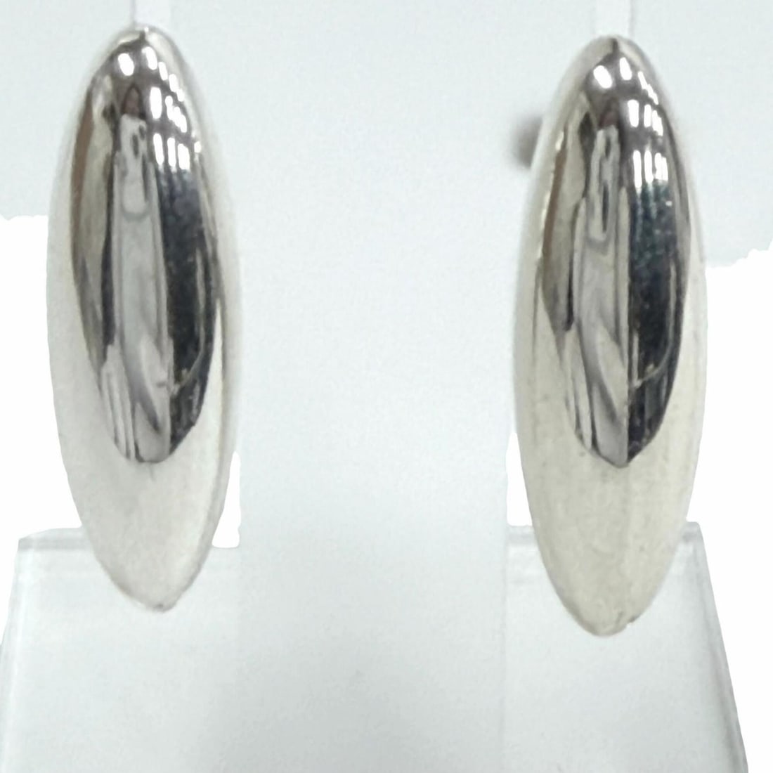 GUCCI Oval SV925 Earrings (Pair) - Silver, Made in Italy, Weight: 11.46g, Women's: --- Catalog ---Category: SizeSize (HxWxD): 26.00mm x 9.00mm / 1.02'' x 0.35''Category: DesignType: Stud earringsGender: WomenMaterial: Silver 925Category: GeneralBrand: GucciCountry of Origin: Italy--