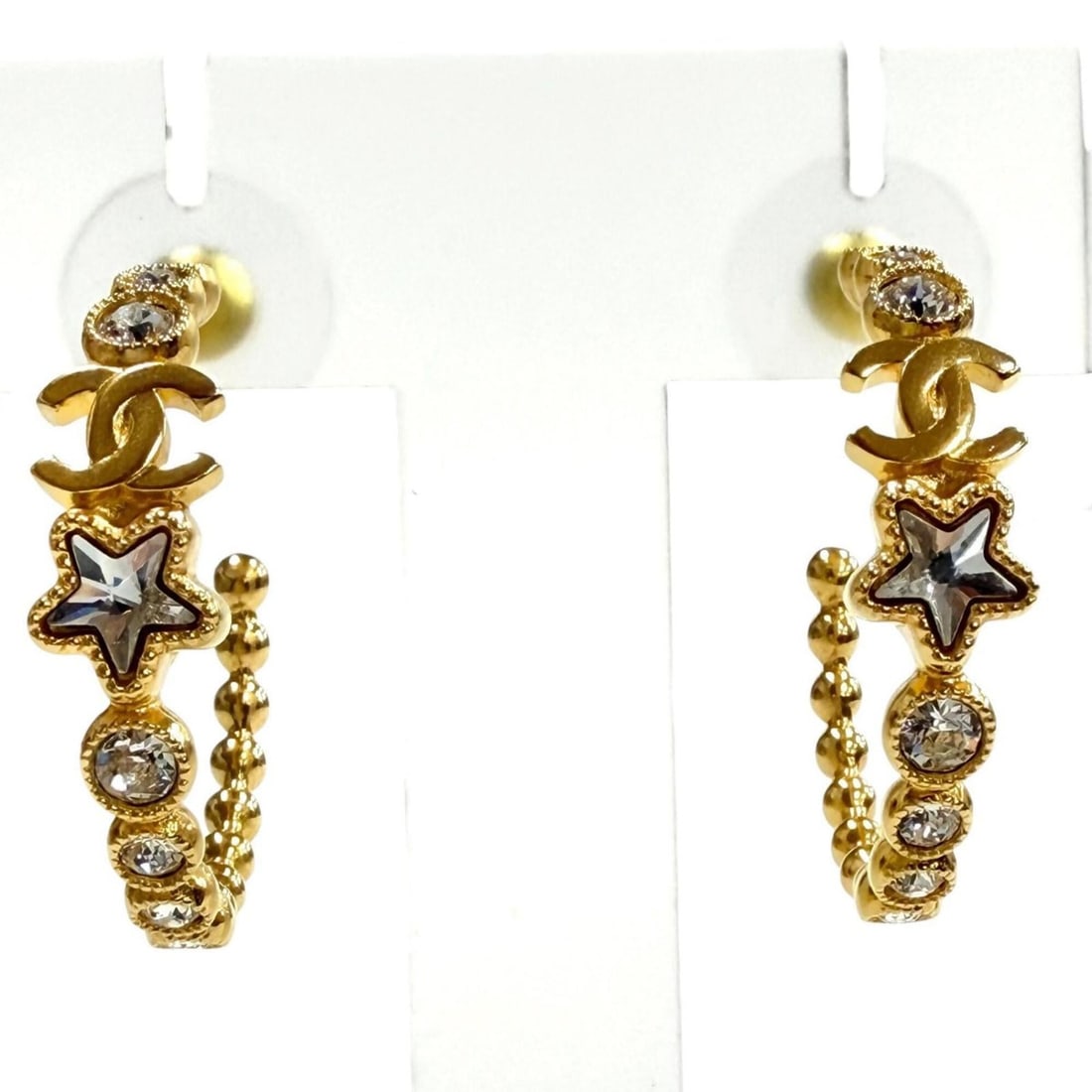 CHANEL A24K ABE551 Crystal Coco Mark Star Hoop Earrings (Pair) - Gold Made in France Women's: --- Catalog ---Category: SizeSize (HxWxD): 50.00mm x 7.00mm / 1.97'' x 0.28''Category: DesignType: Hoop earringsColor: GoldStone: CrystalGender: WomenCategory: GeneralMPN: A24K ABE551Brand: ChanelCoun