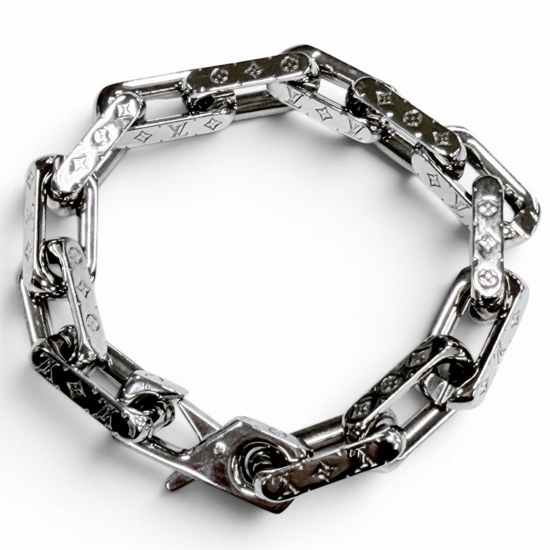 LOUIS VUITTON Louis Vuitton 2020 model M64223 Monogram Collier Bracelet Chain Silver M Made in Italy: --- Catalog ---Category: SizeLength: 19.5cm / 7.67''Category: DesignType: Charm braceletColor: SilverGender: MenCategory: GeneralMPN: M64223Brand: Louis VuittonCountry of Origin: Italy--- Item List --