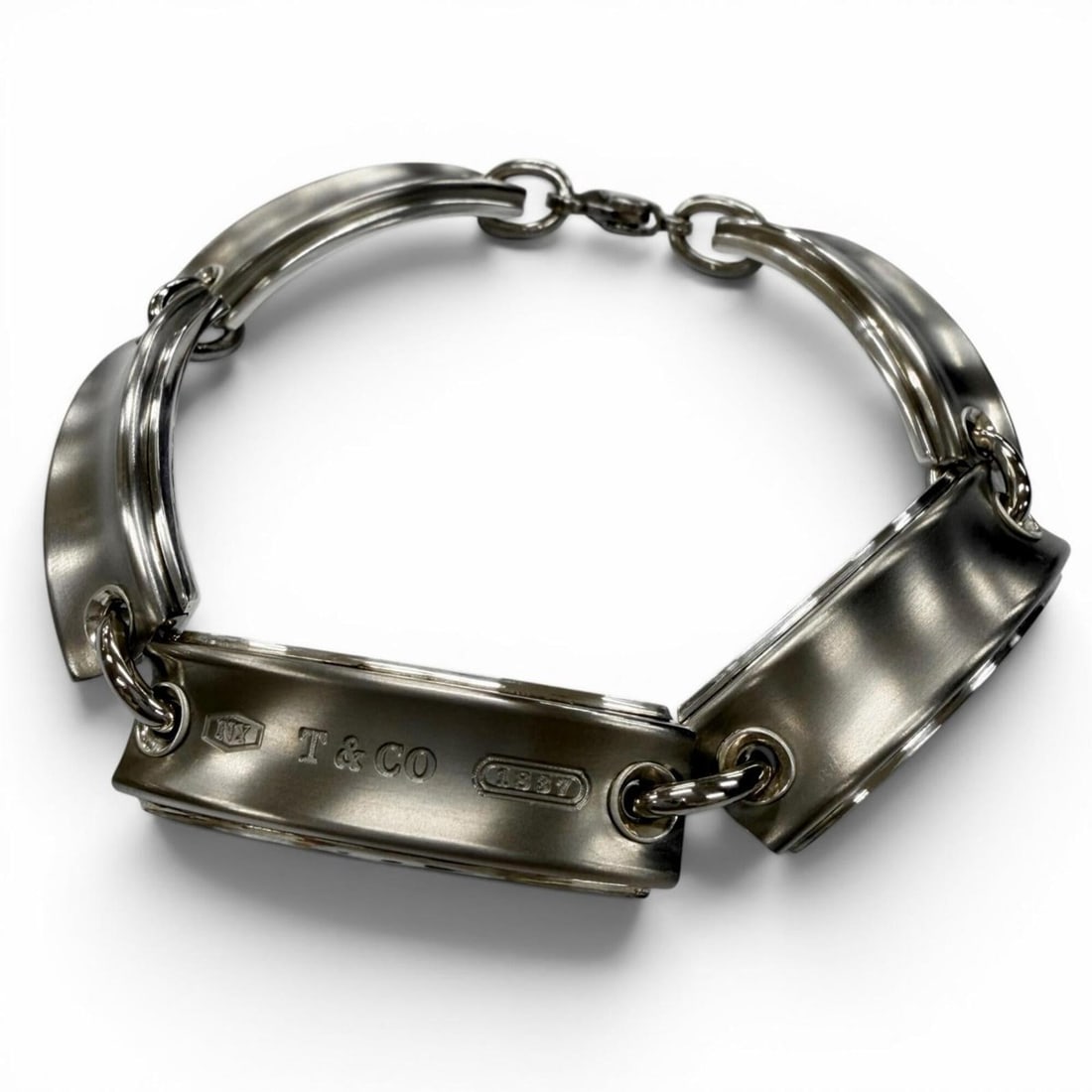 TIFFANY&Co. Tiffany Plate Link 1837 925 Bracelet, Silver, Weight 41.8g, Men's/Women's Accessory,: --- Catalog ---Category: SizeLength: 21cm / 8.26''Category: DesignType: Charm braceletColor: SilverGender: Men,WomenMaterial: Silver 925Category: GeneralBrand: Tiffany--- Item List ---Section: Conditi