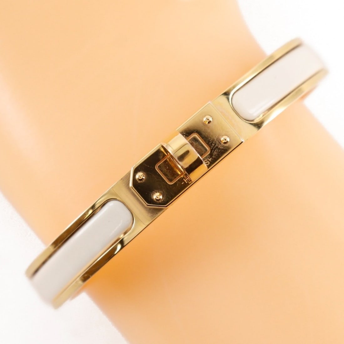 Hermes Mini Click Kelly Bangle, Gold Plated x Enamel, Made in France, SP0204, Approx. 26.9g,: --- Catalog ---Category: SizeLength: 15cm / 5.9''Category: DesignType: BangleGender: WomenMaterial: Enamel, Gold platingCategory: GeneralBrand: HermesCountry of Origin: France--- Item List