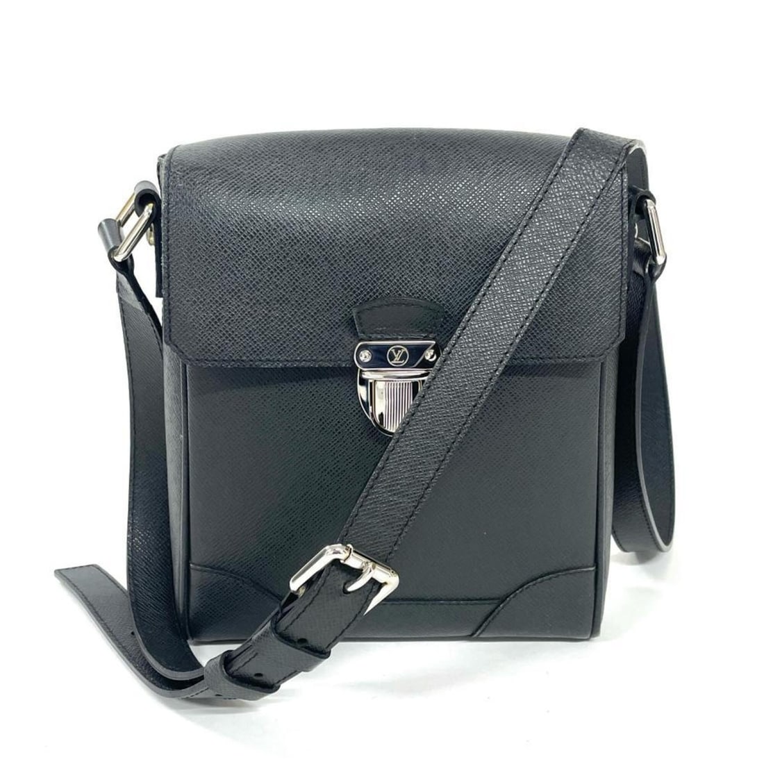 Louis Vuitton Luca Shoulder Bag, Taiga Leather, M31192, Ardoise, Black, Men's: --- Catalog ---Category: SizeSize (HxWxD): 26cm x 21cm x 7.5cm / 10.23'' x 8.26'' x 2.95''Category: DesignType: Shoulder bagColor: BlackGender: MenMaterial: Taiga leather Category: GeneralMPN: M31192B