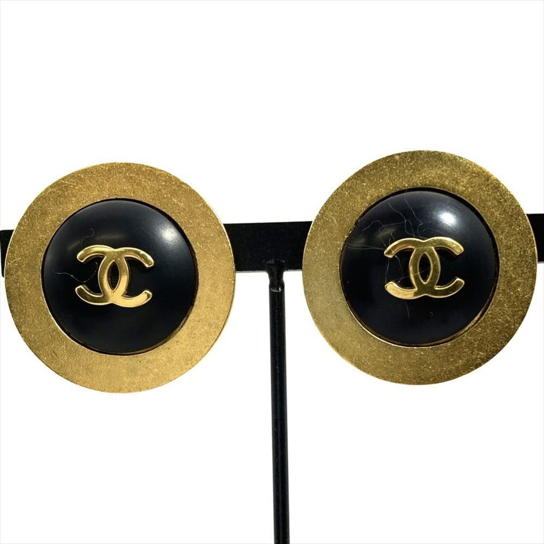 Chanel Coco Mark Circle Earrings, GPg Black with Gold Hardware, 95P, Women's: --- Catalog ---Category: SizeSize (HxWxD): 27.00mm x 27.00mm x 5.00mm / 1.06'' x 1.06'' x 0.20''Category: DesignType: Clip earringsColor: Black, GoldGender: WomenMaterial: Gold platingCategory: Genera