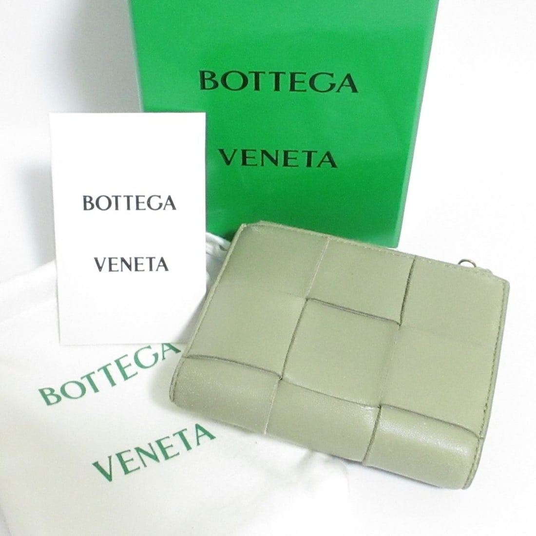 BOTTEGA VENETA Intrecciato Compact Wallet, Bi-fold Khaki, Women's: --- Catalog ---Category: SizeSize (HxWxD): 9cm x 11.5cm x 2cm / 3.54'' x 4.52'' x 0.78''Category: DesignType: Wallet (bi-fold)Color: KhakiGender: WomenMaterial: Leather Category: GeneralBrand: Bottega