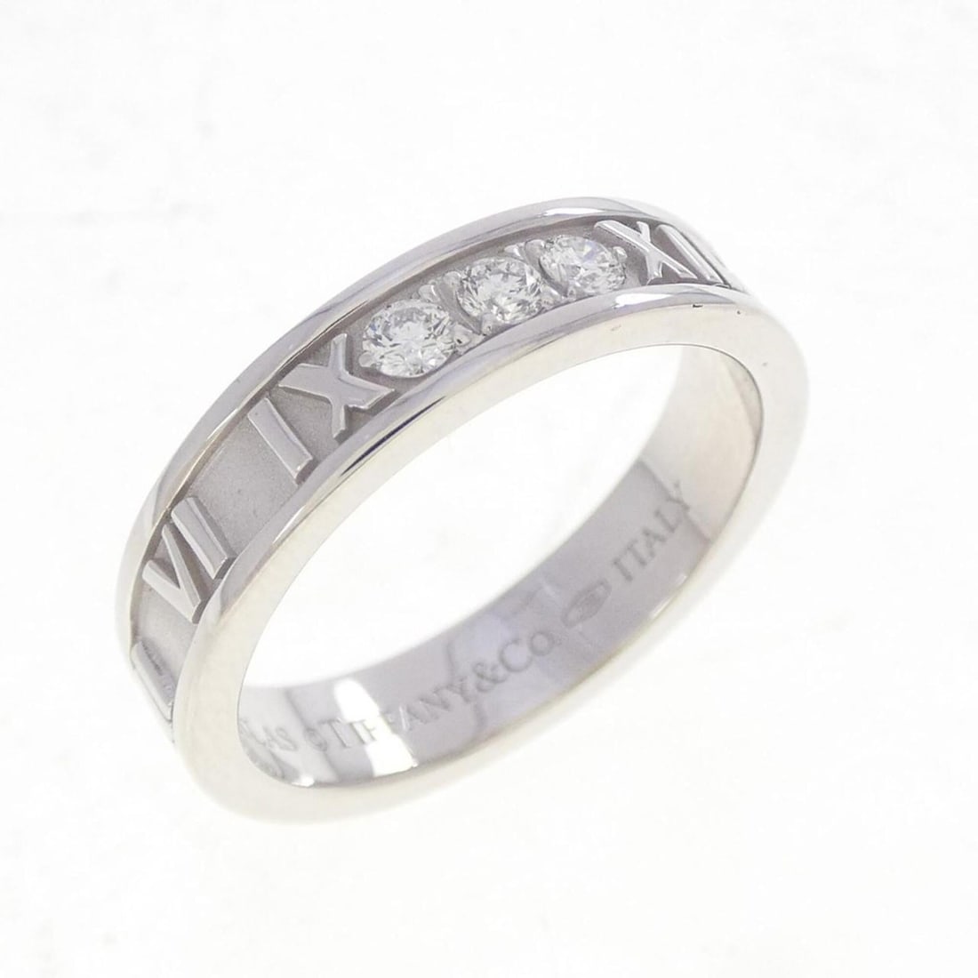 Tiffany & Co. Atlas Numeric Ring: --- Catalog ---Category: SizeWidth: 4.2mm / 0.17''Weight: 4.7g / 0.16oz.JP Size: 11.5US Size: 6Category: DesignType: Band ringGender: WomenMaterial: White gold (18K)Category: GeneralLine: AtlasBrand: