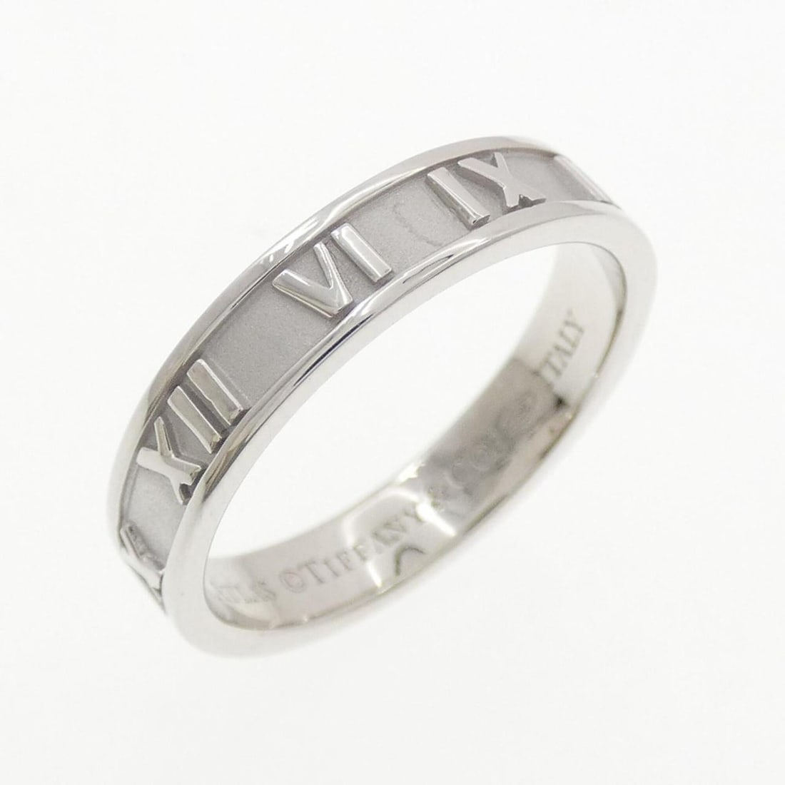 Tiffany Atlas Ring: --- Catalog ---Category: SizeJP Size: 15.5US Size: 7.5Category: DesignType: Band ringGender: WomenMaterial: White gold (18K)Category: GeneralBrand: Tiffany--- Item List ---Section: ConditionRanking: