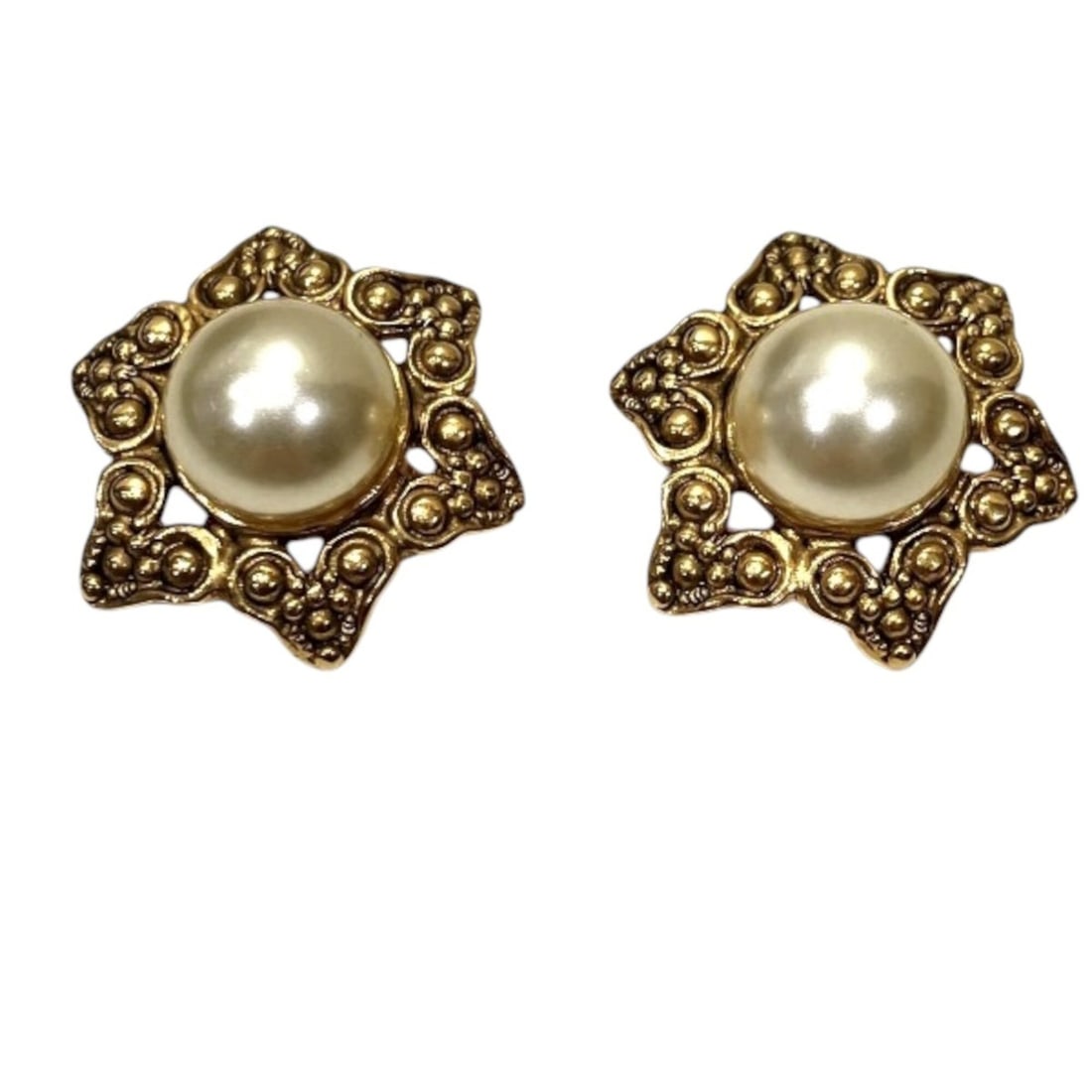 Chanel faux pearl earrings. Total weight 26g. GP finish. Free gift wrapping.: --- Catalog ---Category: SizeSize (HxWxD): 40.00mm x 40.00mm / 1.57'' x 1.57''Category: DesignType: Clip earringsGender: Men,WomenMaterial: Artificial pearl, Gold platingCategory: GeneralBrand: Chanel