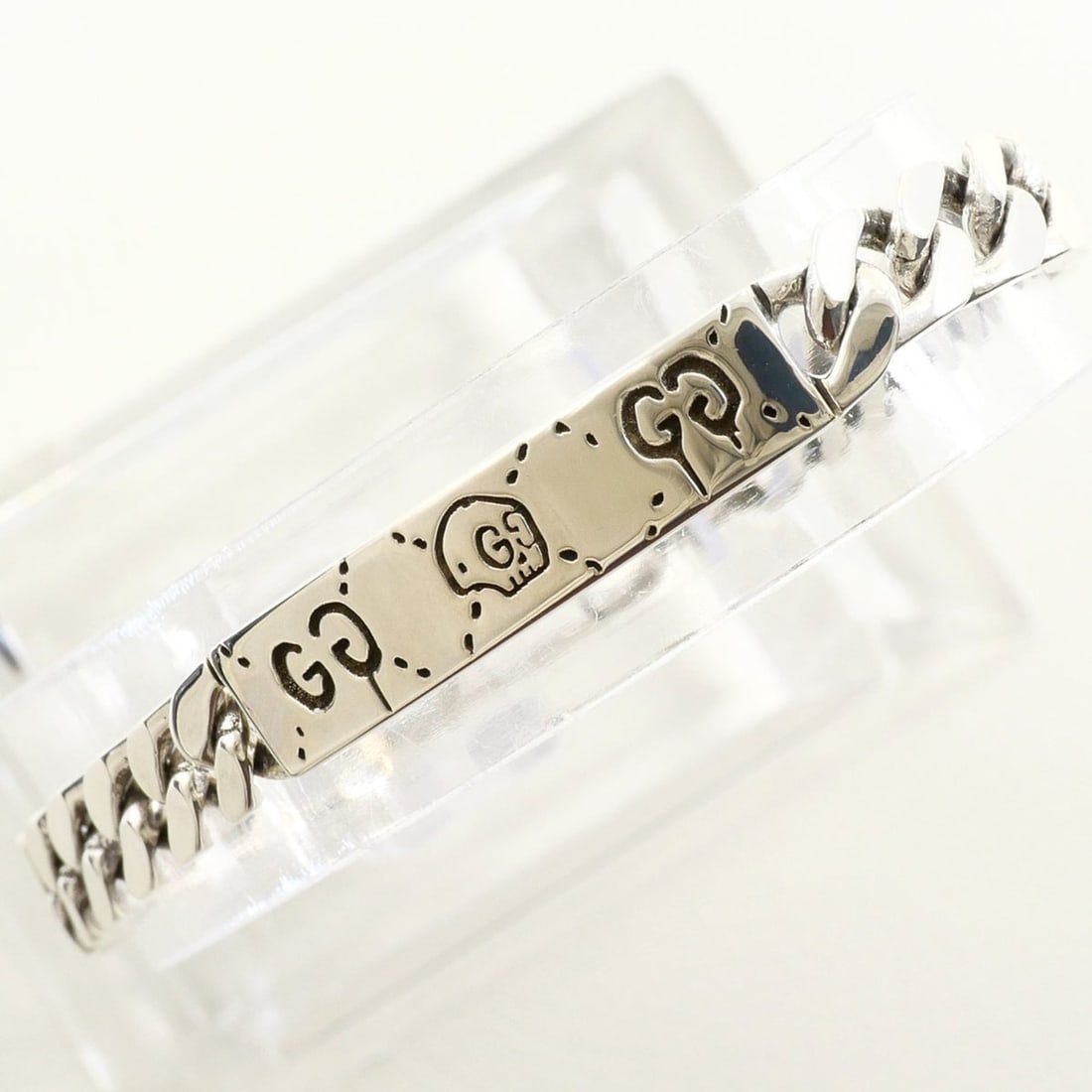 Gucci Ghost Silver Bracelet, Total Weight 18.6g, 18cm, Like New Condition, Free Gift Wrapping: --- Catalog ---Category: SizeLength: 18cm / 7.08''Category: DesignType: Charm braceletGender: Women,MenMaterial: Silver 925Category: GeneralBrand: Gucci--- Item List ---Section: ConditionRanking: Rank