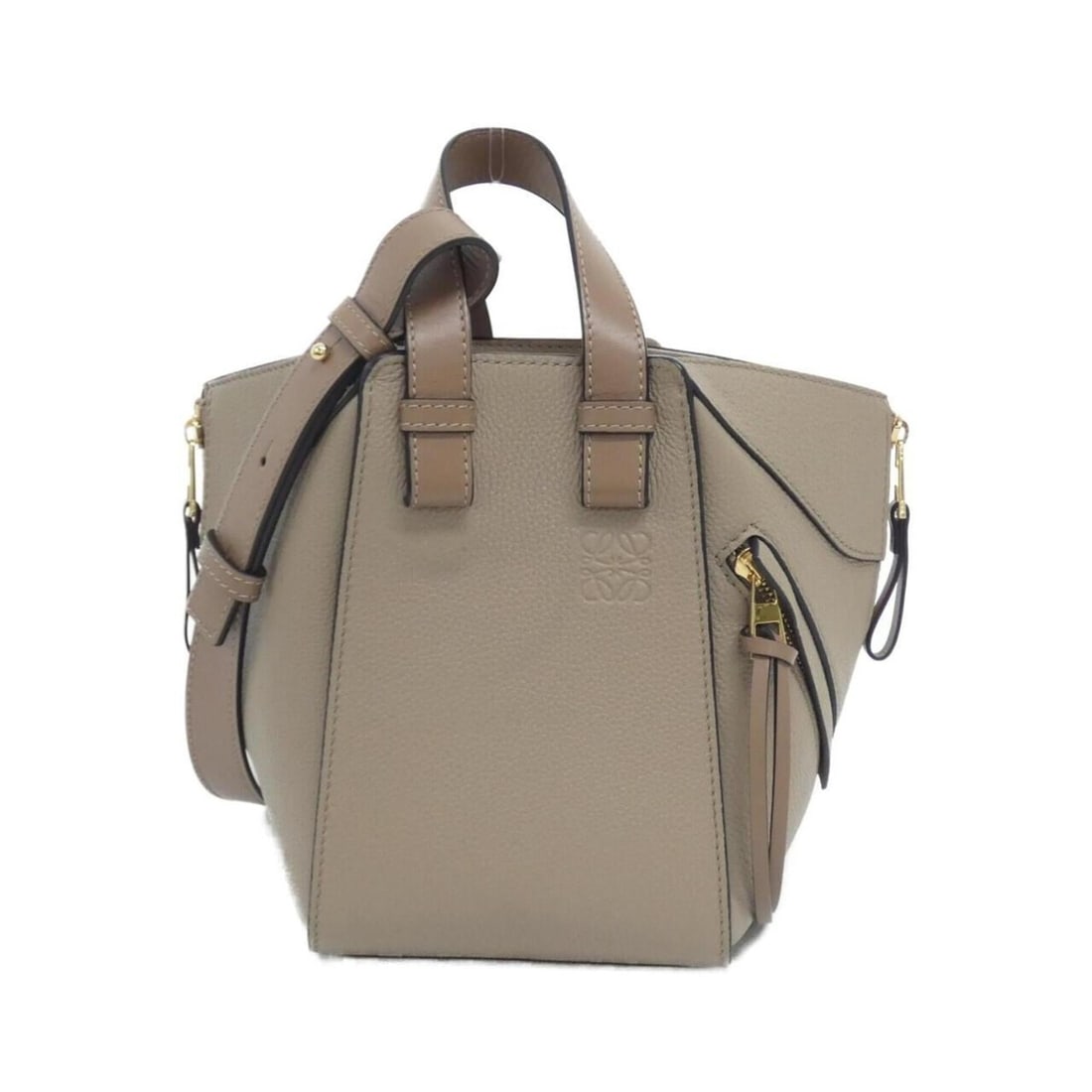 Loewe Hammock Compact A538H13X03 Shoulder Bag: --- Catalog ---Category: SizeSize (HxWxD): 20cm x 14cm x 21cm / 7.87'' x 5.51'' x 8.26''Category: DesignType: Shoulder bagColor: BeigeGender: Women,MenMaterial: Leather Category: GeneralMPN: