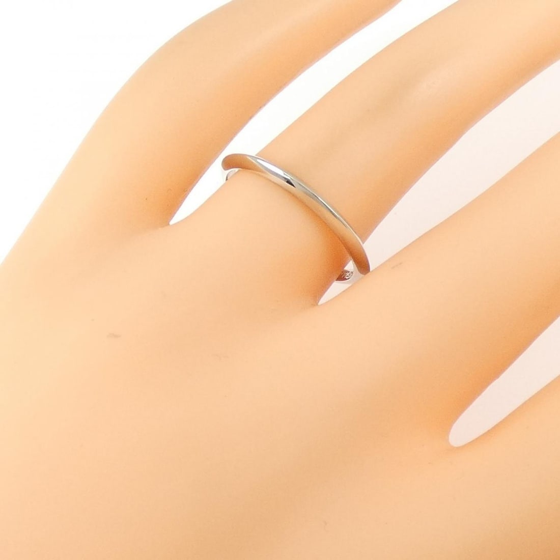 Tiffany Band Ring: --- Catalog ---Category: SizeJP Size: 13.5US Size: 6.5Category: DesignType: Band ringColor: SilverGender: WomenMaterial: Platinum 950Category: GeneralBrand: Tiffany--- Item List ---Section: