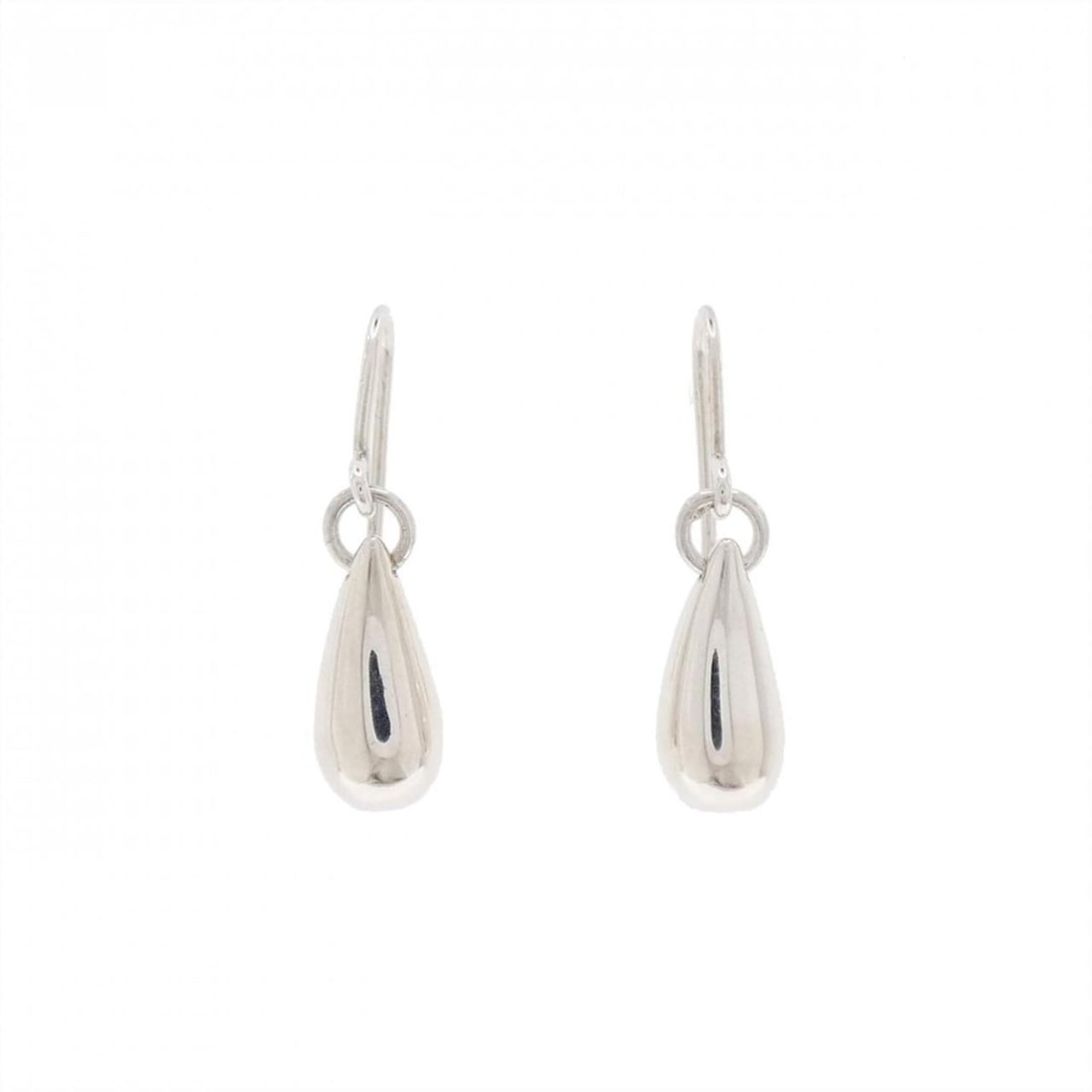 Tiffany & Co. Teardrop Earrings: --- Catalog ---Category: SizeSize (HxWxD): 14.70mm x 5.70mm / 0.58'' x 0.22''Category: DesignType: Stud earringsGender: WomenMaterial: Silver 925Category: GeneralBrand: Tiffany--- Item List