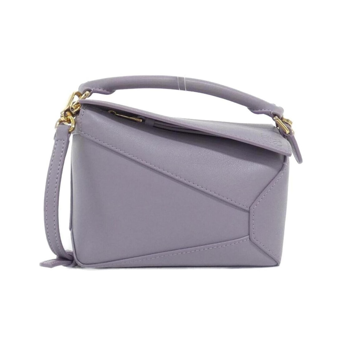 Loewe Puzzle Edge Mini A510P88X26 Bag: --- Catalog ---Category: SizeSize (HxWxD): 12cm x 17cm x 7cm / 4.72'' x 6.69'' x 2.75''Category: DesignType: Shoulder bagColor: PurpleGender: WomenMaterial: Leather Hardware Color: GoldLeather/Fur