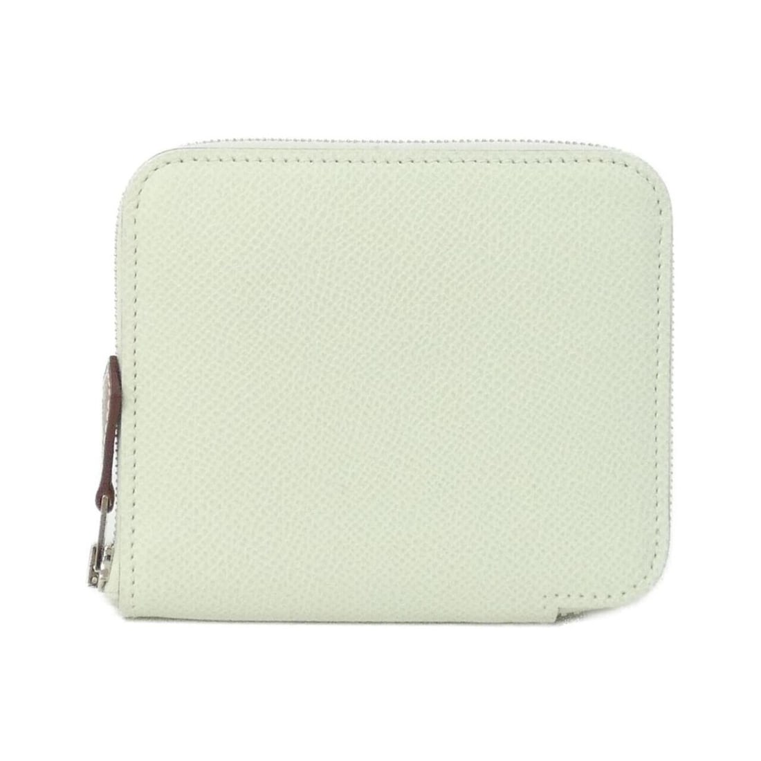 Hermes EN LIBERTE Silk In Compact 084266CK Wallet: --- Catalog ---Category: SizeSize (HxWxD): 9cm x 11cm x 1.5cm / 3.54'' x 4.33'' x 0.59''Category: DesignType: Coin purse/coin caseColor: Cassis, Green, VertGender: WomenMaterial: Epsom leather , Silk 