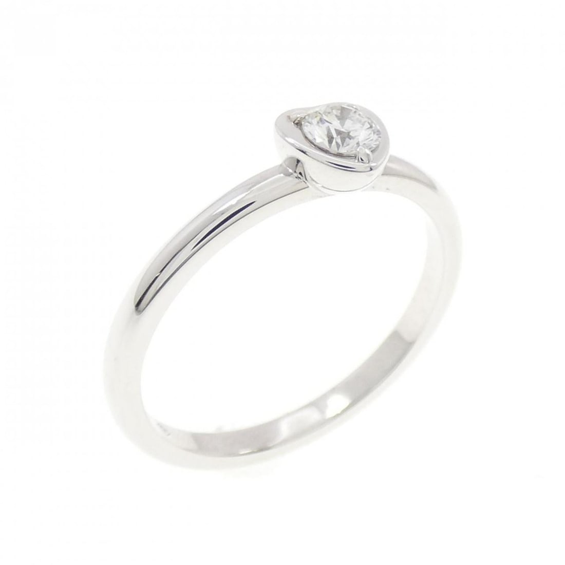 Cartier Diamants Légers Ring: --- Catalog ---Category: SizeUS Size: 6Brand Size: 51Category: DesignType: Band ringColor: White goldStone: DiamondGender: WomenMaterial: White gold (18K)Category: GeneralMPN: B4087900Brand: Cartier--
