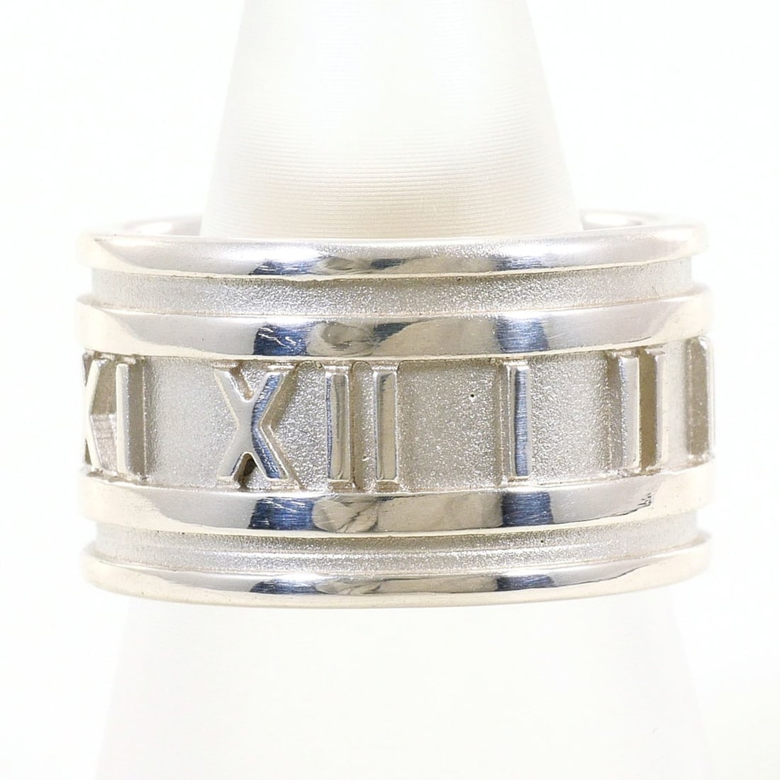 Tiffany & Co. Atlas Wide Silver Ring, 1 piece, Total Weight 8.5g, Like New, Gift Wrapping Included.: --- Catalog ---Category: SizeJP Size: 12US Size: 6.5Category: DesignType: Band ringColor: SilverGender: WomenMaterial: Silver 925Category: GeneralBrand: Tiffany--- Item List ---Section: ConditionRanki