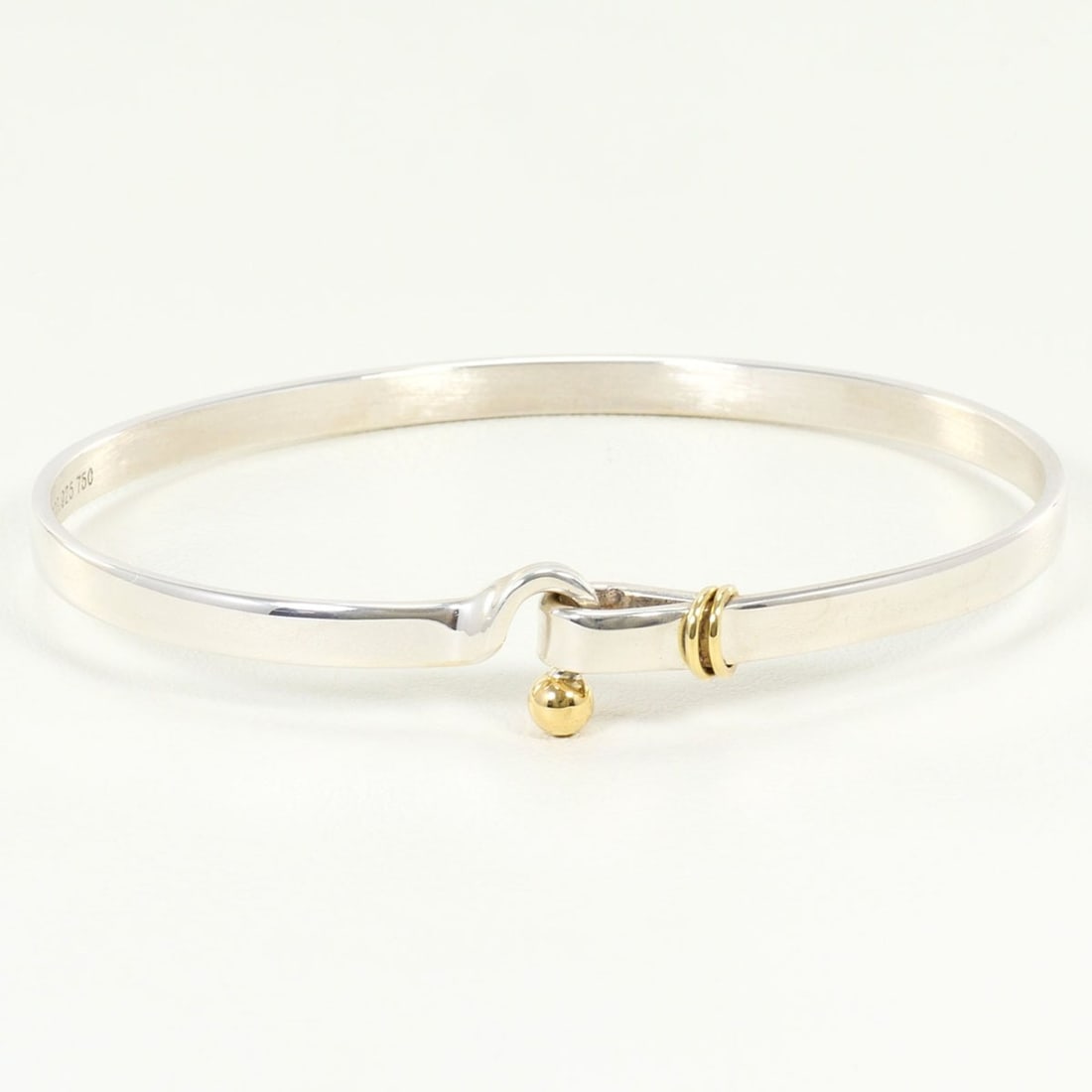 Tiffany & Co. Hook Eye Silver 18K Yellow Gold Bangle, Total Weight 9.4g, Like New Condition.: --- Catalog ---Category: SizeLength: 16.5cm / 6.49''Category: DesignType: BangleColor: YellowGender: WomenMaterial: Silver 925, Yellow gold (18K)Category: GeneralBrand: Tiffany--- Item List ---Section