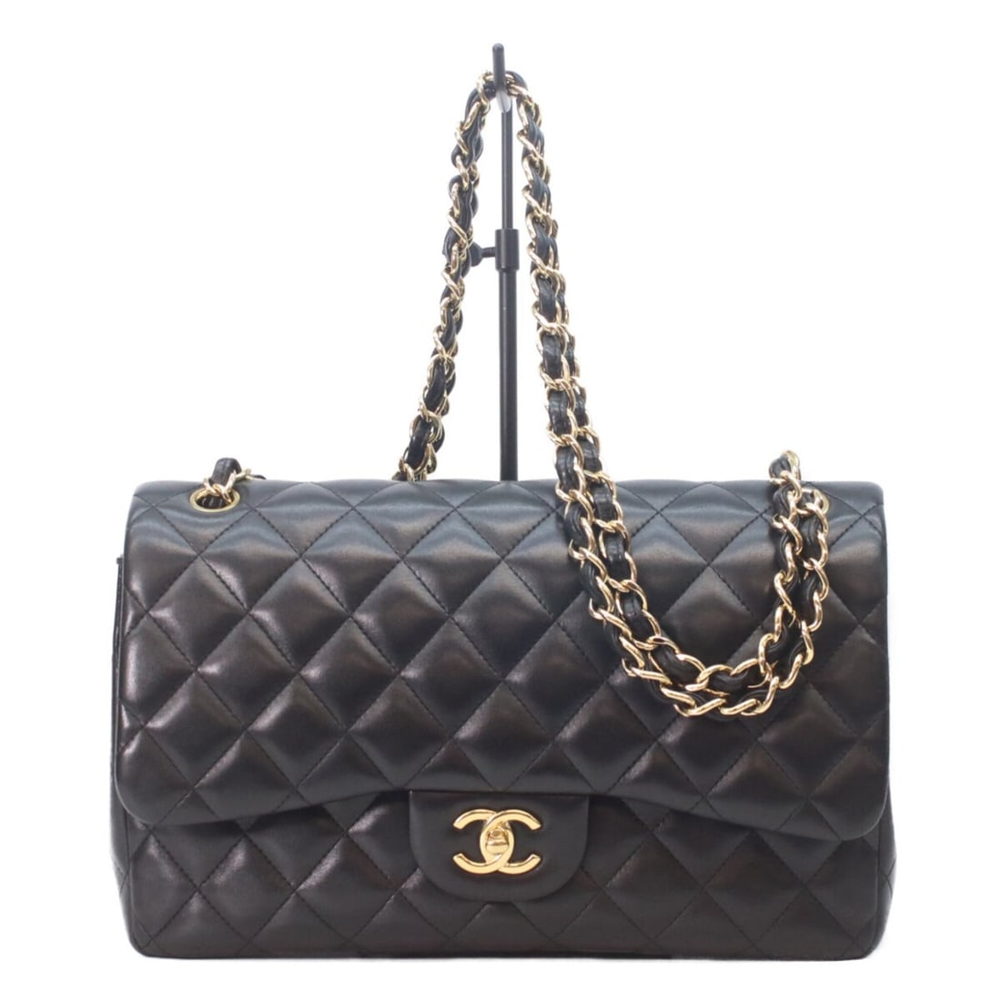 CHANEL A58600 Black Lambskin Gold Hardware Double Flap Large Matelassé 30 Shoulder Bag for Women: --- Catalog ---Category: SizeSize (HxWxD): 20cm x 30cm x 9cm / 7.87'' x 11.81'' x 3.54''Category: DesignType: Shoulder bagColor: BlackGender: WomenMaterial: Leather Hardware Color: GoldLeather/Fur Typ