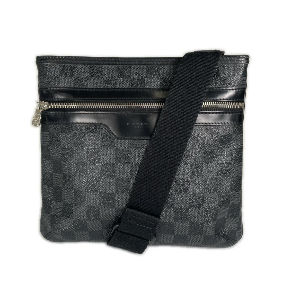 LOUIS VUITTON Thomas N58028 Shoulder Bag, Damier Graphite Canvas, Black, Men's: --- Catalog ---Category: SizeSize (HxWxD): 23cm x 24cm x 1cm / 9.05'' x 9.44'' x 0.39''Category: DesignType: Shoulder bagColor: BlackGender: MenMaterial: Damier Graphite Category: GeneralMPN: N58028Br