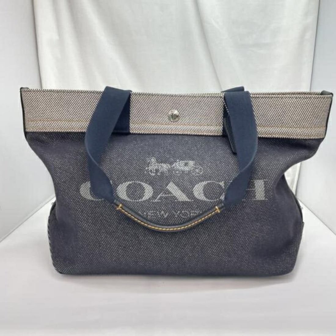 COACH Denim Tote Bag F39904 Navy: --- Catalog ---Category: SizeSize (HxWxD): 30cm x 46cm x 14cm / 11.81'' x 18.11'' x 5.51''Category: DesignType: Tote bagColor: Blue, NavyGender: WomenMaterial: Denim Category: GeneralMPN: F39904Brand: