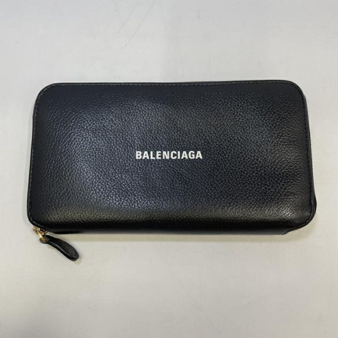 BALENCIAGA Continental Wallet, Cash Purse, Black, 594290 R-C, Balenciaga: --- Catalog ---Category: SizeSize (HxWxD): 10.5cm x 18.5cm x 1.8cm / 4.13'' x 7.28'' x 0.7''Category: DesignColor: Black, BlueGender: WomenMaterial: Leather Category: GeneralBrand: Balenciaga--- Item 