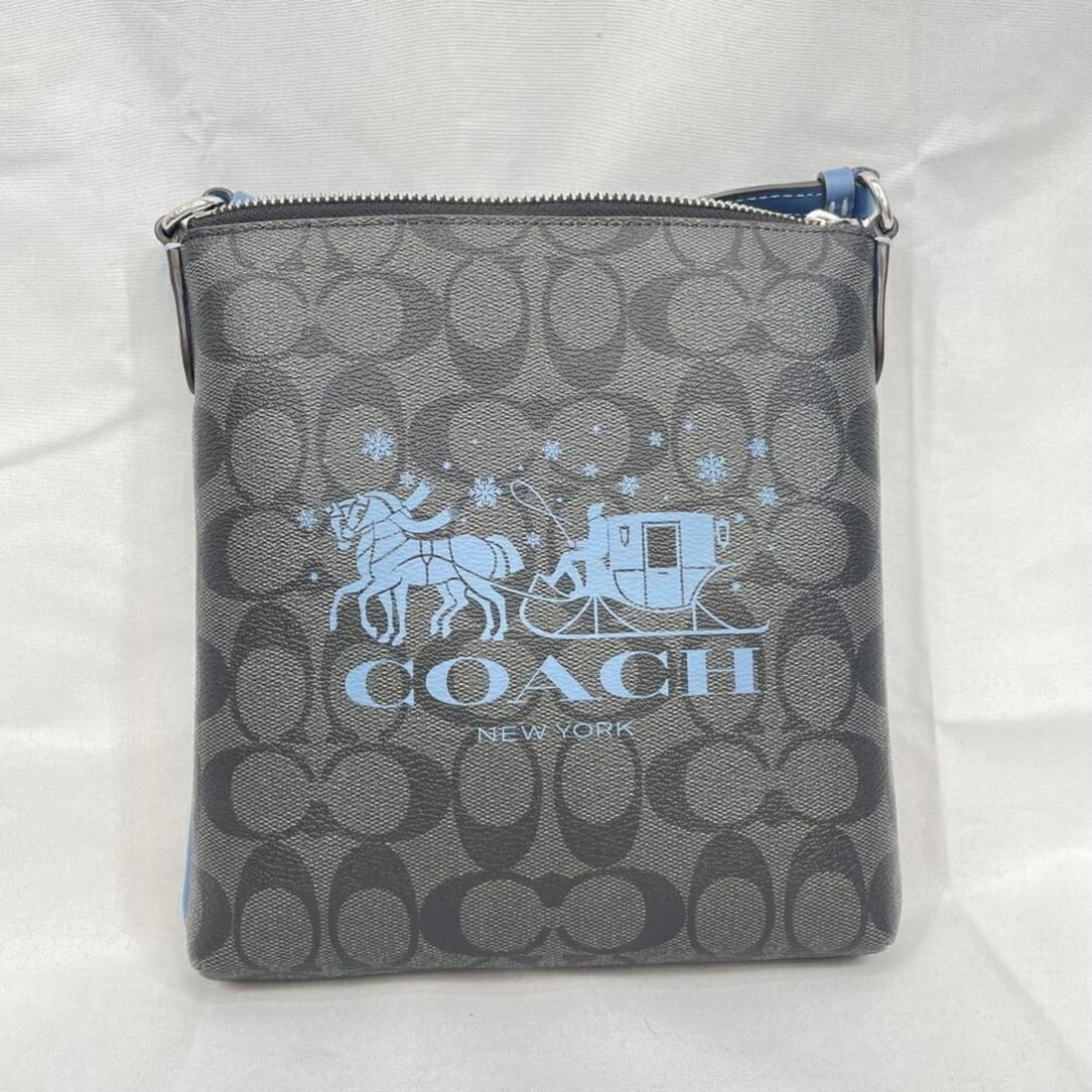 COACH Horse and Carriage Shoulder Bag, Black: --- Catalog ---Category: SizeSize (HxWxD): 21cm x 20cm x 4cm / 8.26'' x 7.87'' x 1.57''Category: DesignType: Shoulder bagColor: Black, BlueGender: Women,MenCategory: GeneralBrand: Coach--- Item List -