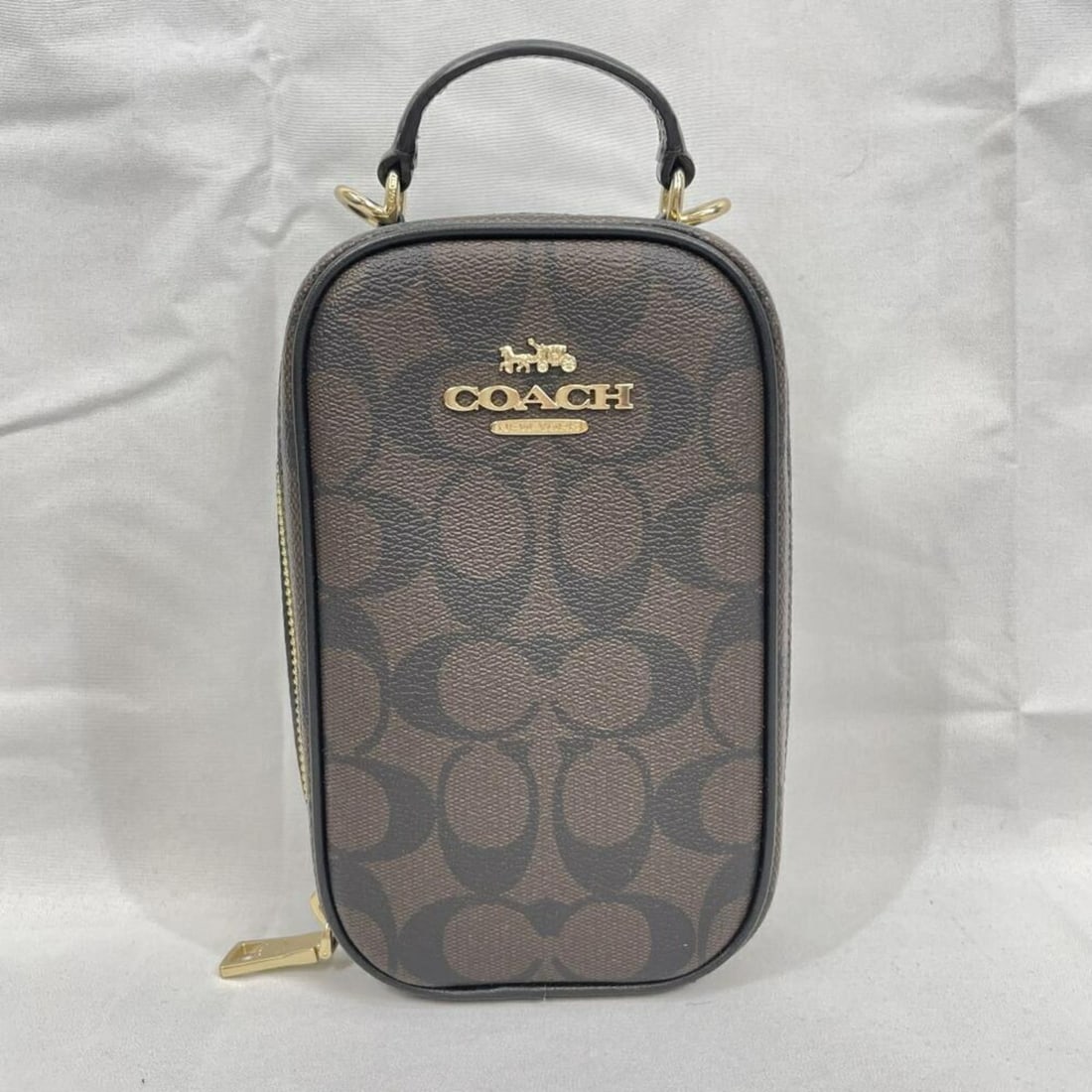 COACH Eva Phone Crossbody Signature Shoulder Bag Brown: --- Catalog ---Category: SizeSize (HxWxD): 18.5cm x 12cm x 6cm / 7.28'' x 4.72'' x 2.36''Category: DesignType: Shoulder bagColor: BrownGender: WomenMaterial: Signature line Category: GeneralBrand: