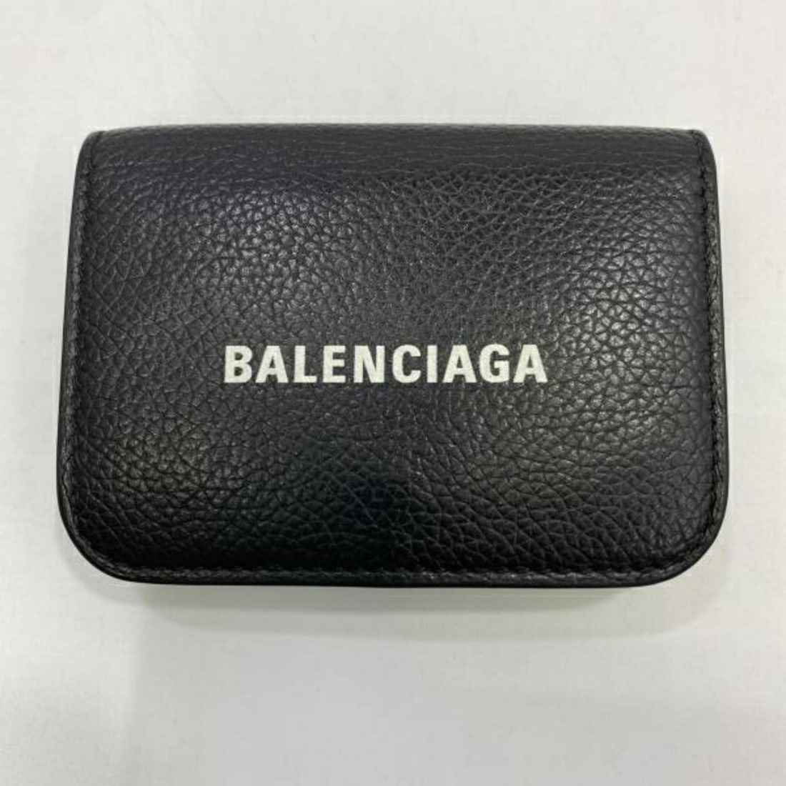 BALENCIAGA CASH MINI WALLET Wallet Black Balenciaga: --- Catalog ---Category: SizeSize (HxWxD): 7cm x 9.5cm x 2.3cm / 2.75'' x 3.74'' x 0.9''Category: DesignColor: BlackGender: WomenCategory: GeneralBrand: Balenciaga--- Item List ---Section: