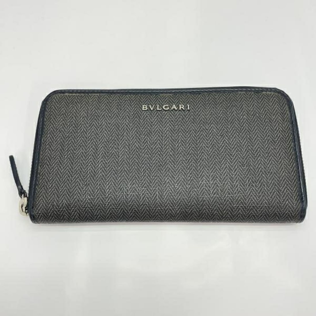 BVLGARI Round Long Wallet FG-C17-32587 Gray: --- Catalog ---Category: SizeSize (HxWxD): 11cm x 20cm / 4.33'' x 7.87''Category: DesignColor: Blue, GrayGender: WomenCategory: GeneralMPN: FG-C17-32587Brand: BvlgariCountry of Origin: Italy--- Item
