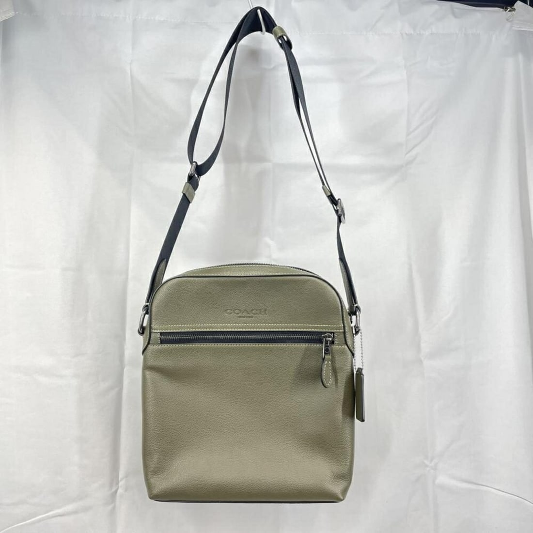 COACH Flight Shoulder Bag, Brown: --- Catalog ---Category: SizeSize (HxWxD): 26cm x 23cm x 5.5cm / 10.23'' x 9.05'' x 2.16''Category: DesignType: Shoulder bagColor: BrownGender: Women,MenCategory: GeneralBrand: Coach--- Item List