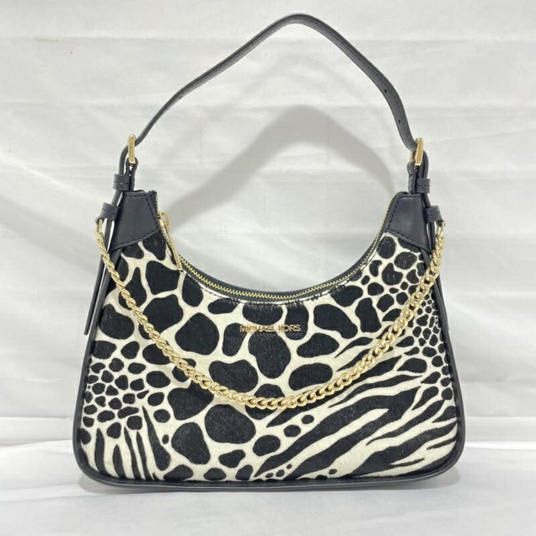 MICHAEL KORS Zebra Print Handbag, Black: --- Catalog ---Category: SizeSize (HxWxD): 10cm x 25cm x 7cm / 3.93'' x 9.84'' x 2.75''Category: DesignType: HandbagColor: BlackGender: WomenCategory: GeneralBrand: Michael Kors--- Item List