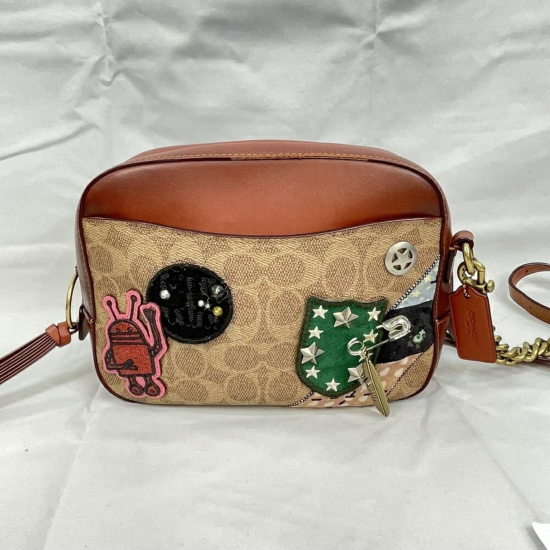 COACH x KEITH HARING Shoulder Bag: --- Catalog ---Category: SizeSize (HxWxD): 16cm x 21cm x 7cm / 6.29'' x 8.26'' x 2.75''Category: DesignType: Shoulder bagColor: BrownGender: Women,MenCategory: GeneralBrand: Coach--- Item List