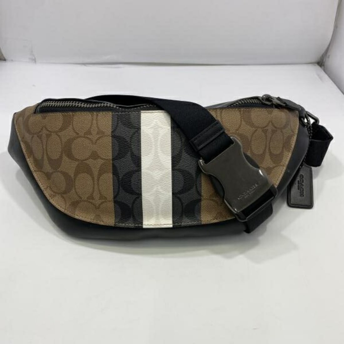 COACH WARREN BELT Body Bag Shoulder 6706 Coach: --- Catalog ---Category: SizeSize (HxWxD): 17.5cm x 38cm x 8cm / 6.88'' x 14.96'' x 3.14''Category: DesignType: Shoulder bag, Sling bagColor: BrownGender: WomenCategory: GeneralBrand: Coach--- Item