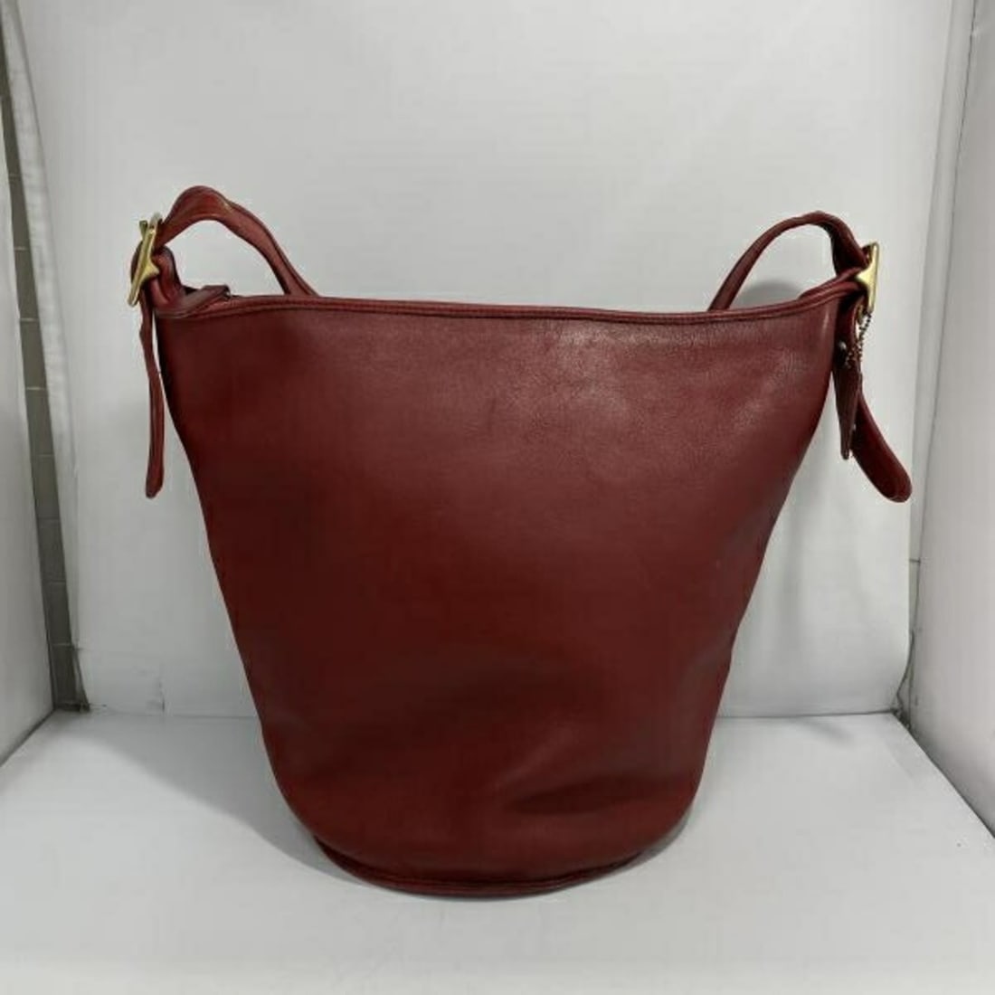COACH Leather Shoulder Bag, Red, 9085 R-C: --- Catalog ---Category: SizeSize (HxWxD): 34.5cm x 22.5cm x 22.5cm / 13.58'' x 8.85'' x 8.85''Category: DesignType: Shoulder bagColor: Red colorGender: WomenMaterial: Leather Category: GeneralMPN: 90