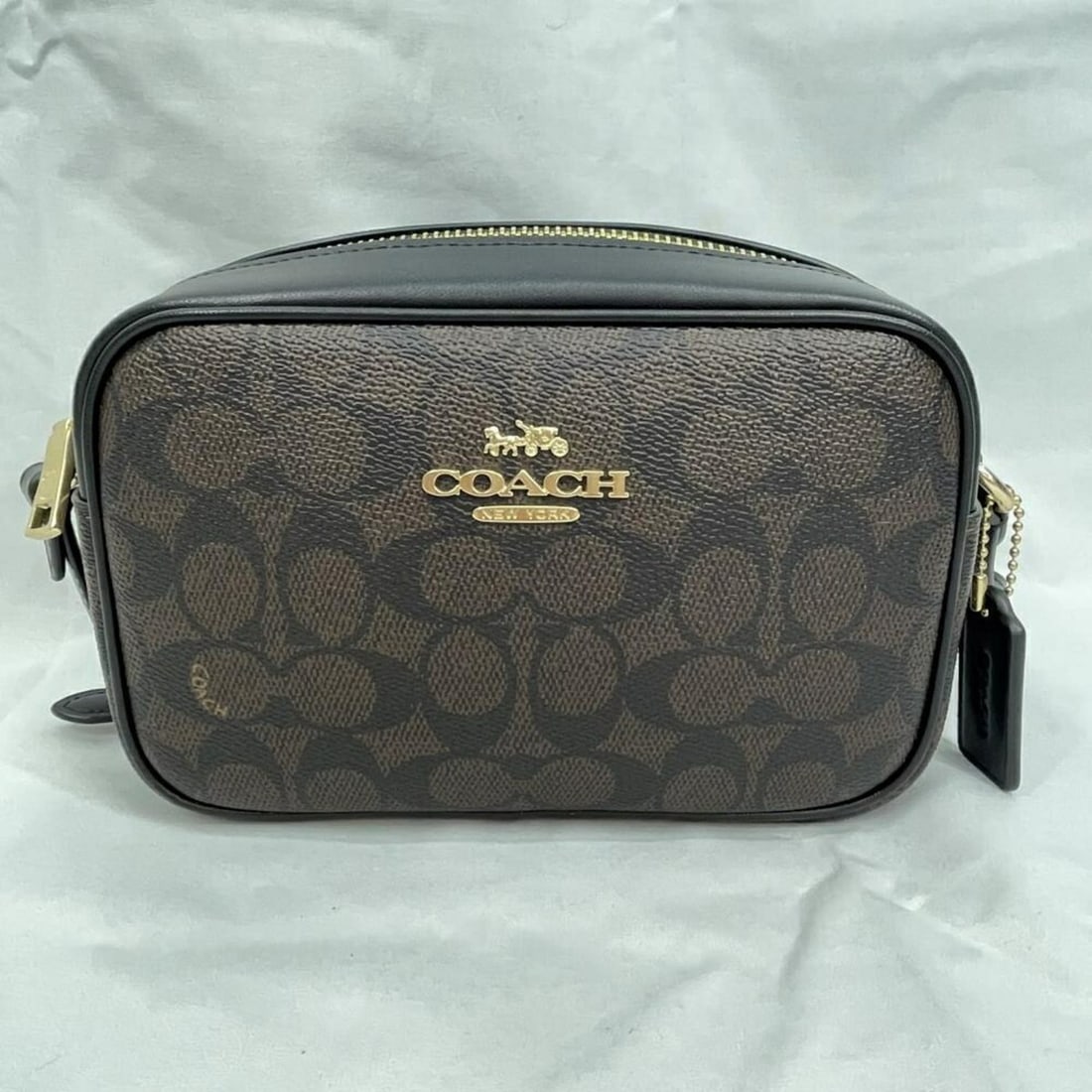COACH Signature Coated Canvas Mini Jamie Camera Bag Shoulder Brown: --- Catalog ---Category: SizeSize (HxWxD): 13cm x 19cm x 6cm / 5.11'' x 7.48'' x 2.36''Category: DesignType: Shoulder bagColor: Blue, BrownGender: Women,MenCategory: GeneralBrand: Coach--- Item List -