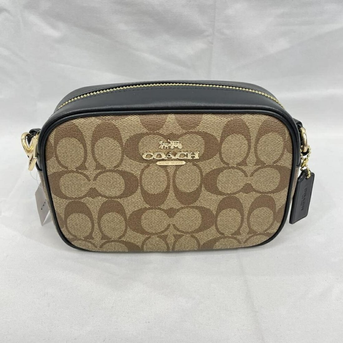 COACH Signature Mini Jamie Camera Bag Shoulder Beige: --- Catalog ---Category: SizeSize (HxWxD): 13cm x 19cm x 5cm / 5.11'' x 7.48'' x 1.96''Category: DesignType: Shoulder bagColor: BeigeGender: WomenMaterial: Signature line Category: GeneralBrand: Coach