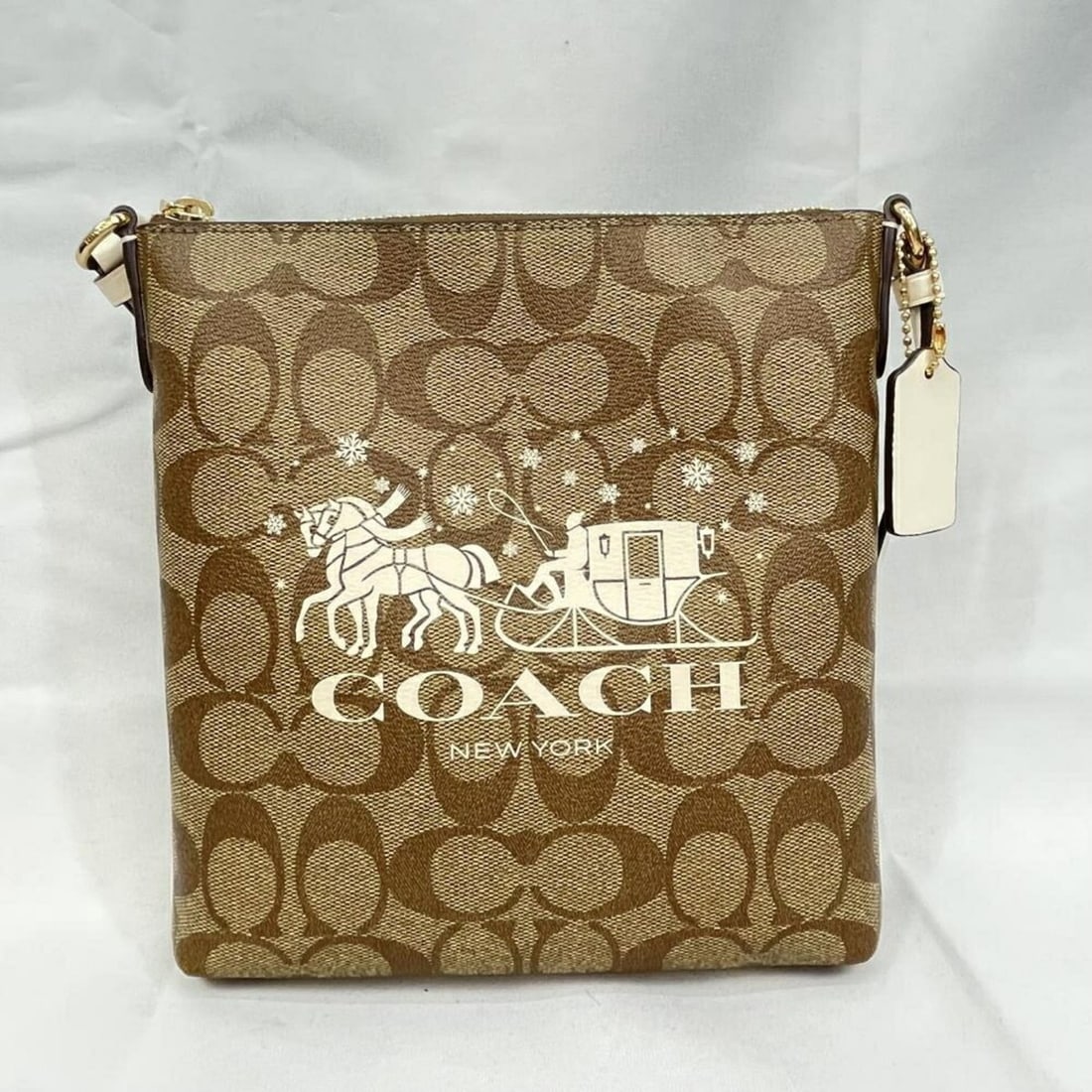 COACH Horse and Carriage Shoulder Bag, Beige: --- Catalog ---Category: SizeSize (HxWxD): 21cm x 20cm x 4cm / 8.26'' x 7.87'' x 1.57''Category: DesignType: Shoulder bagColor: BeigeGender: WomenCategory: GeneralBrand: Coach--- Item List ---Section: