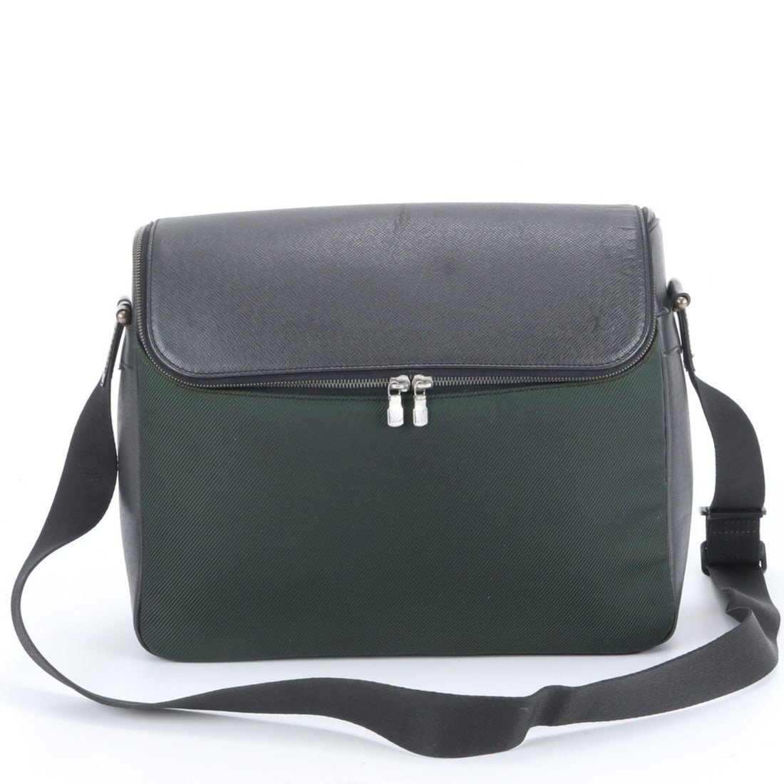 Louis Vuitton Taiga Taimir M30862 Leather Nylon Handbag Crossbody Shoulder Bag for Men: --- Catalog ---Category: SizeSize (HxWxD): 32cm x 36cm x 12cm / 12.59'' x 14.17'' x 4.72''Strap Length: 133cm / 52.36''Category: DesignType: HandbagColor: Black, GreenGender: MenMaterial: Taiga leathe